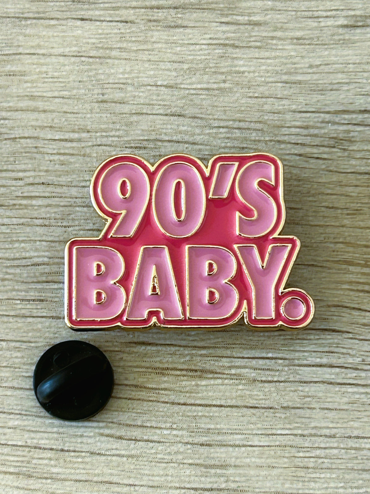 Broche émaillée rouge « 90's BABY » avec pastille noire