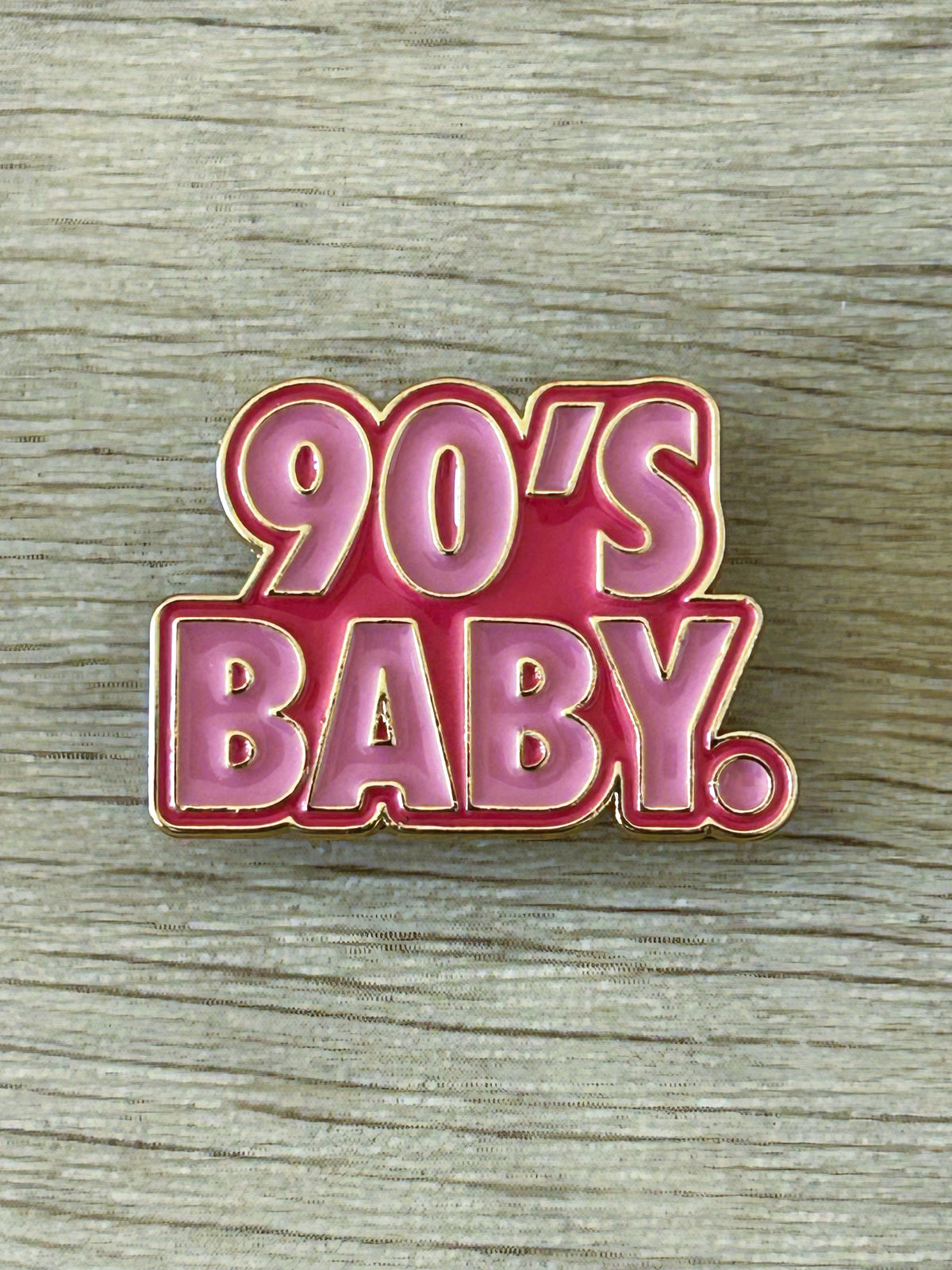 Broche émaillée rouge « 90's BABY »