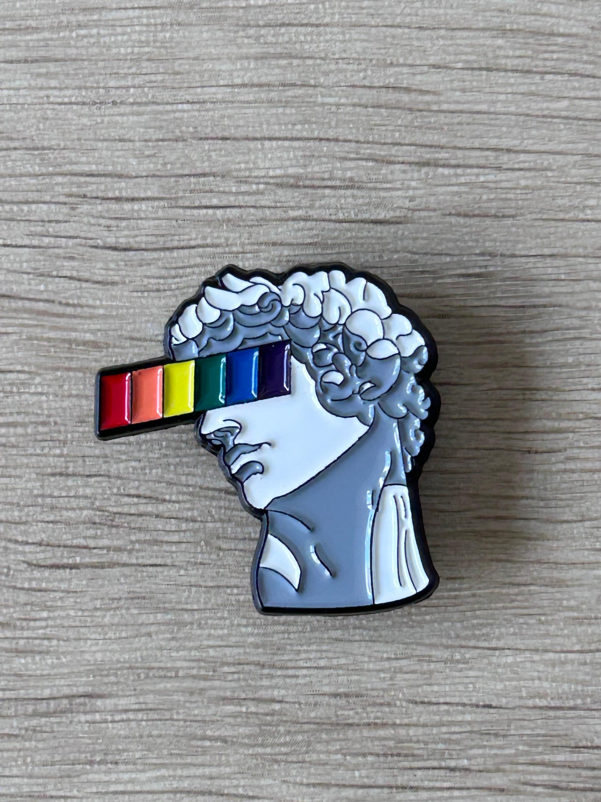 Pin émaillé profil David bleu clair avec lunettes arc-en-ciel, style buste