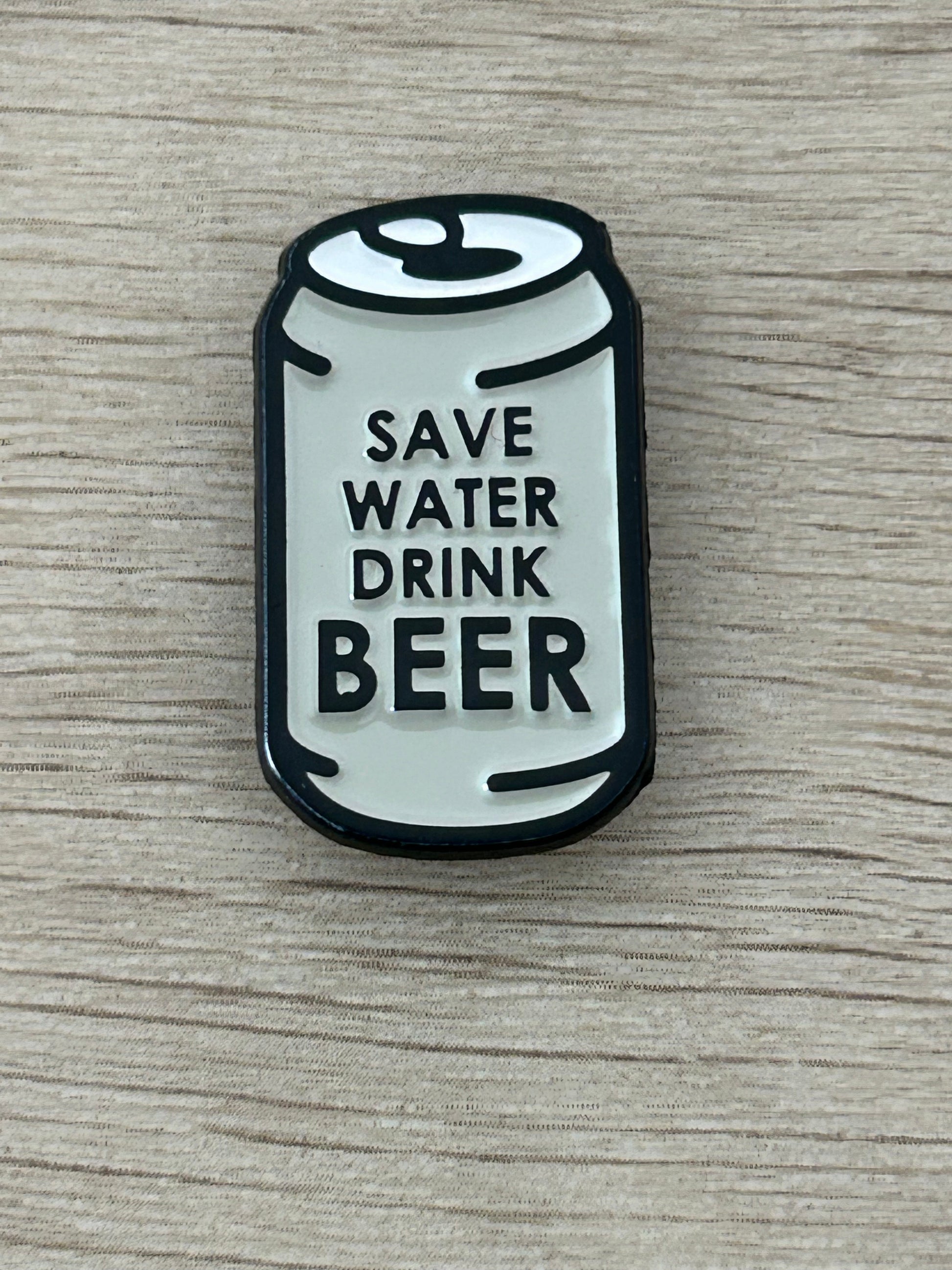 Épingle canette noire et blanche « Save Water Drink Beer »