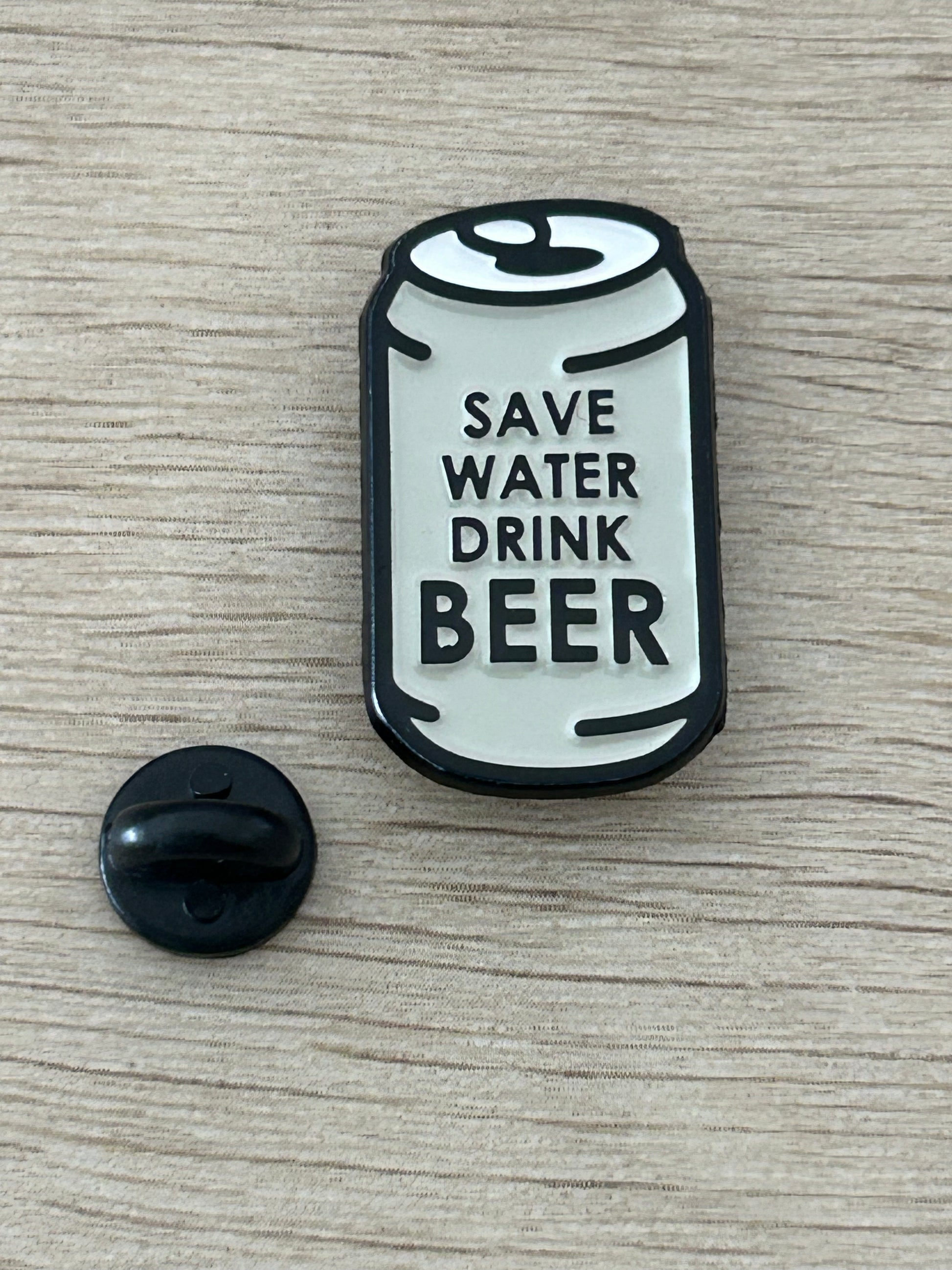 Épingle canette noire et blanche avec fermoir noir « Save Water Drink Beer »