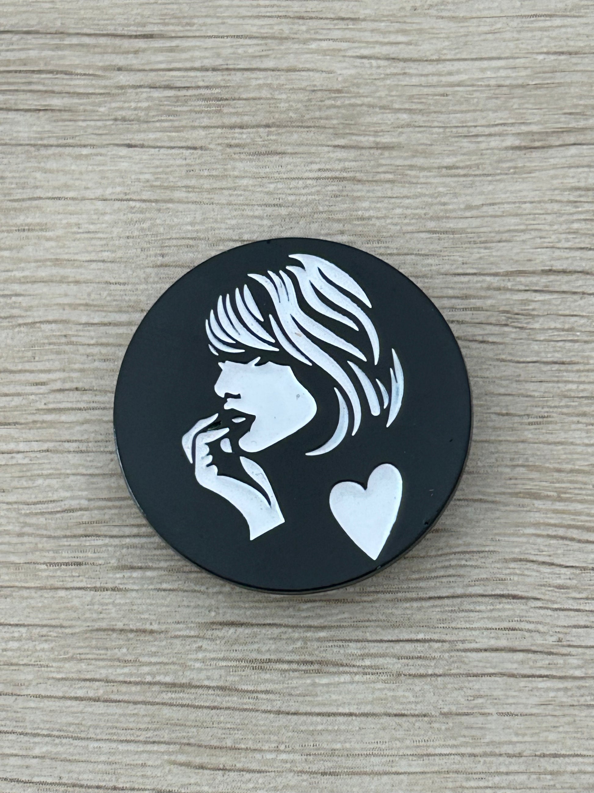 Pin fille rétro noir et blanc, visage profil avec cœur