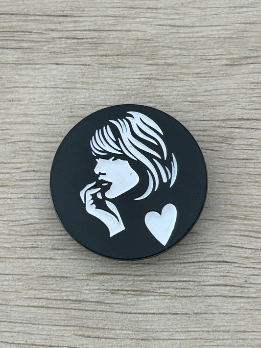 Pin fille rétro noir et blanc, visage profil avec cœur