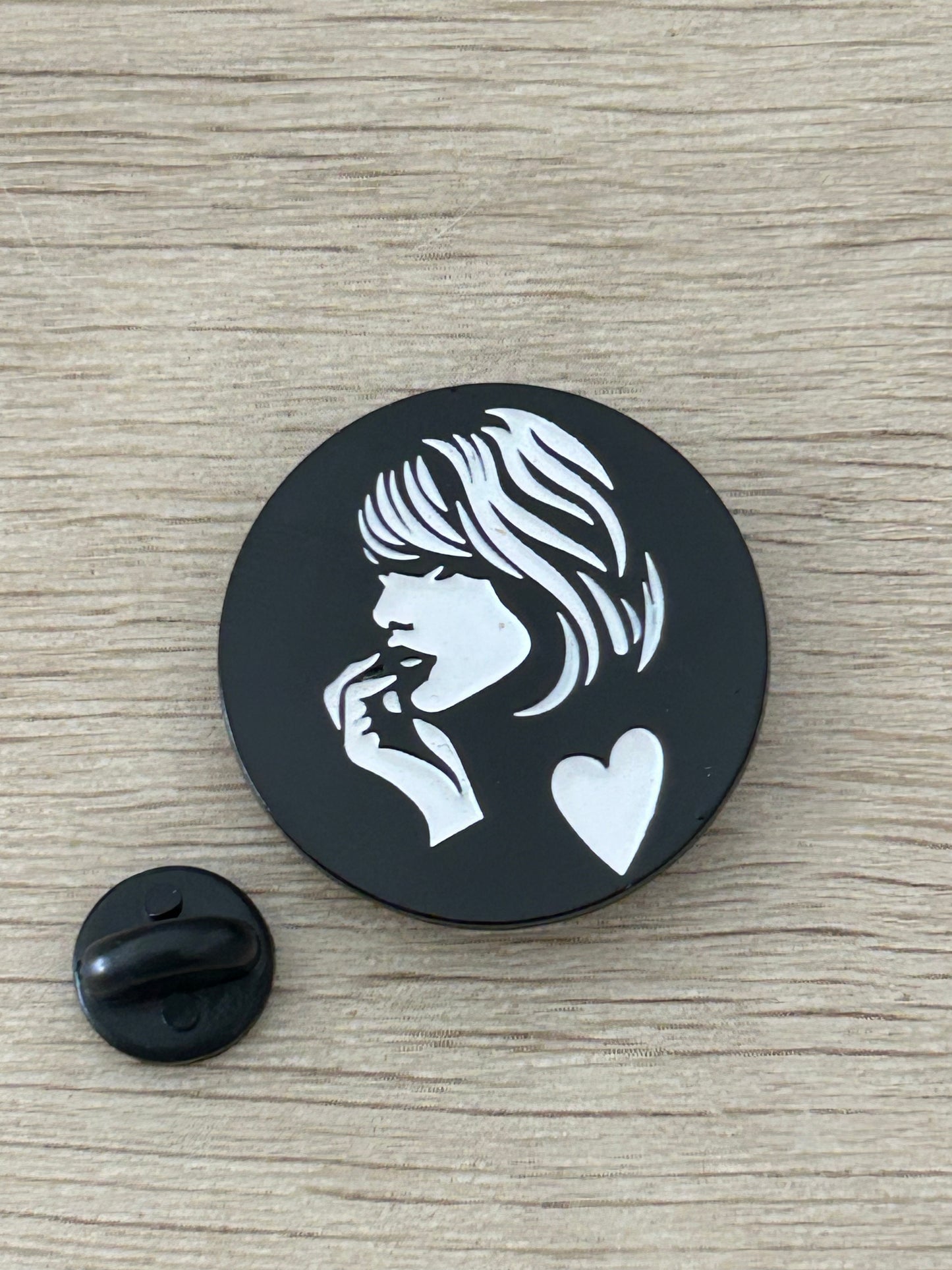 Pin fille rétro noir et blanc, visage profil et cœur, dos noir