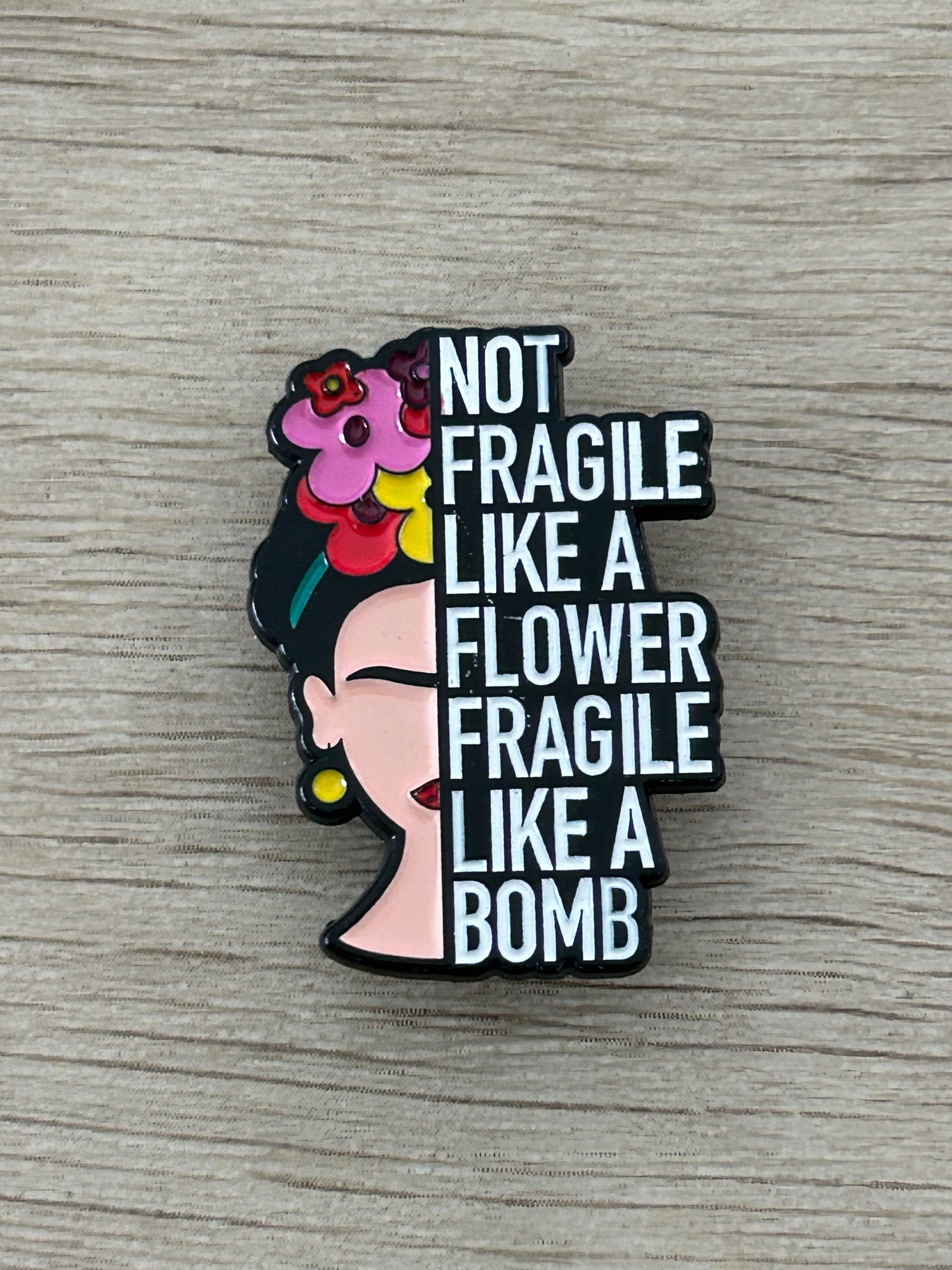 Broche émaillée rose, noire et multicolore, texte «NOT FRAGILE... BOMB»