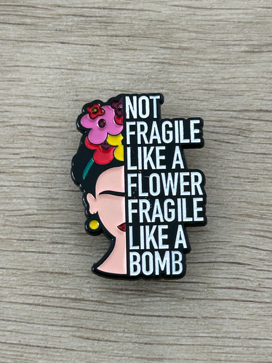 Broche émaillée rose, noire et multicolore, texte «NOT FRAGILE... BOMB»