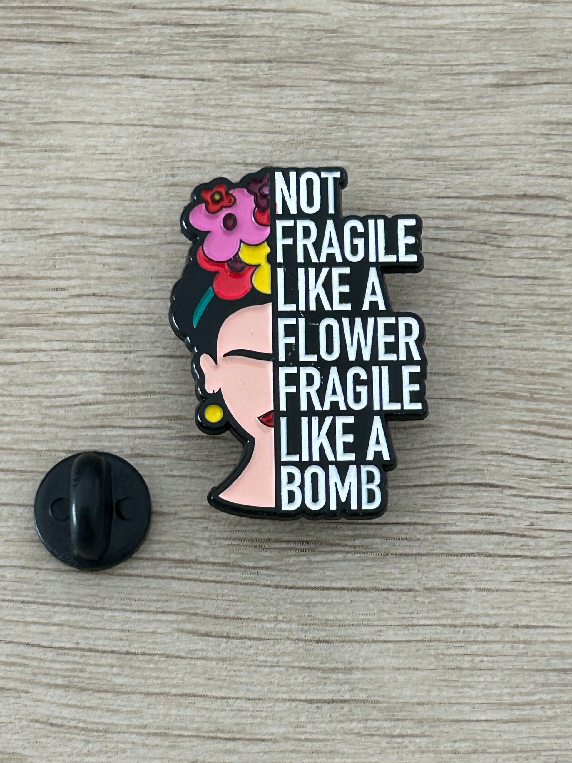 Broche émaillée rose et noire avec dos noir, texte «NOT FRAGILE... BOMB»