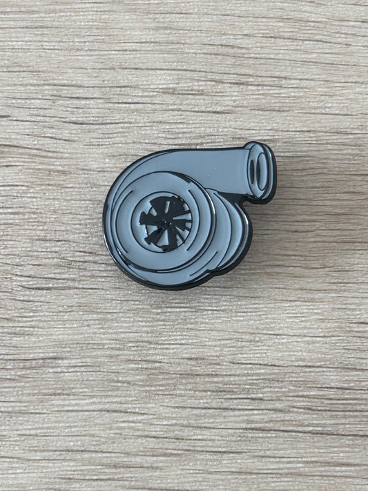 Épingle turbo métallique bleue, motif roue de turbine et ailettes