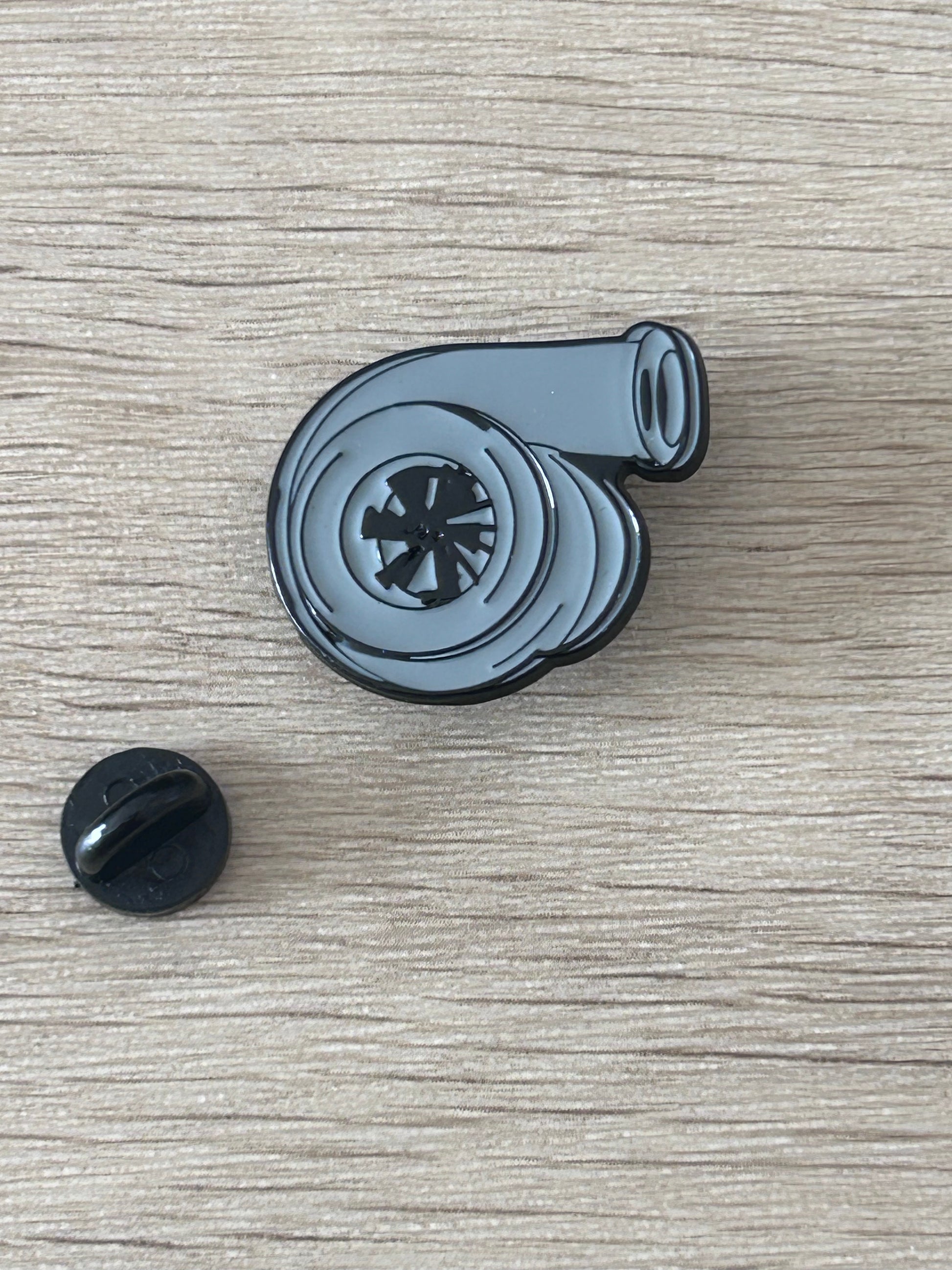 Épingle turbo métallique bleue et noire, motif roue de turbine ronde