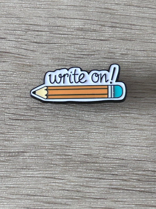 Broche en forme de crayon avec l’inscription « Write On! »