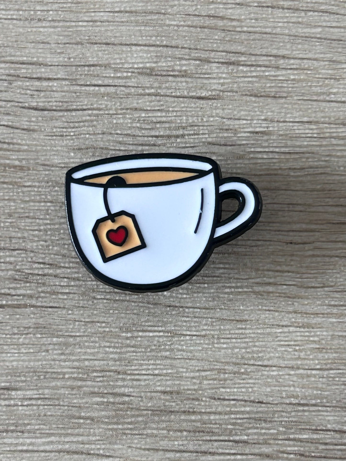 Broche en forme de tasse de thé blanche avec motif cœur rouge et anse noire