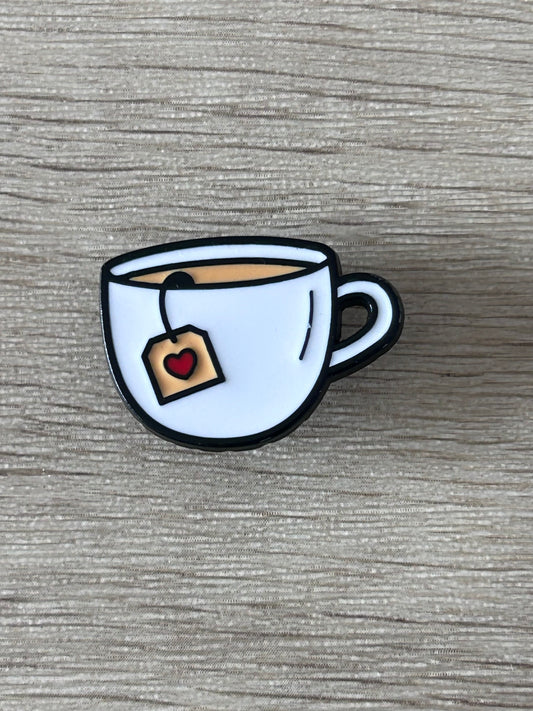 Broche en forme de tasse de thé blanche avec motif cœur rouge et anse noire