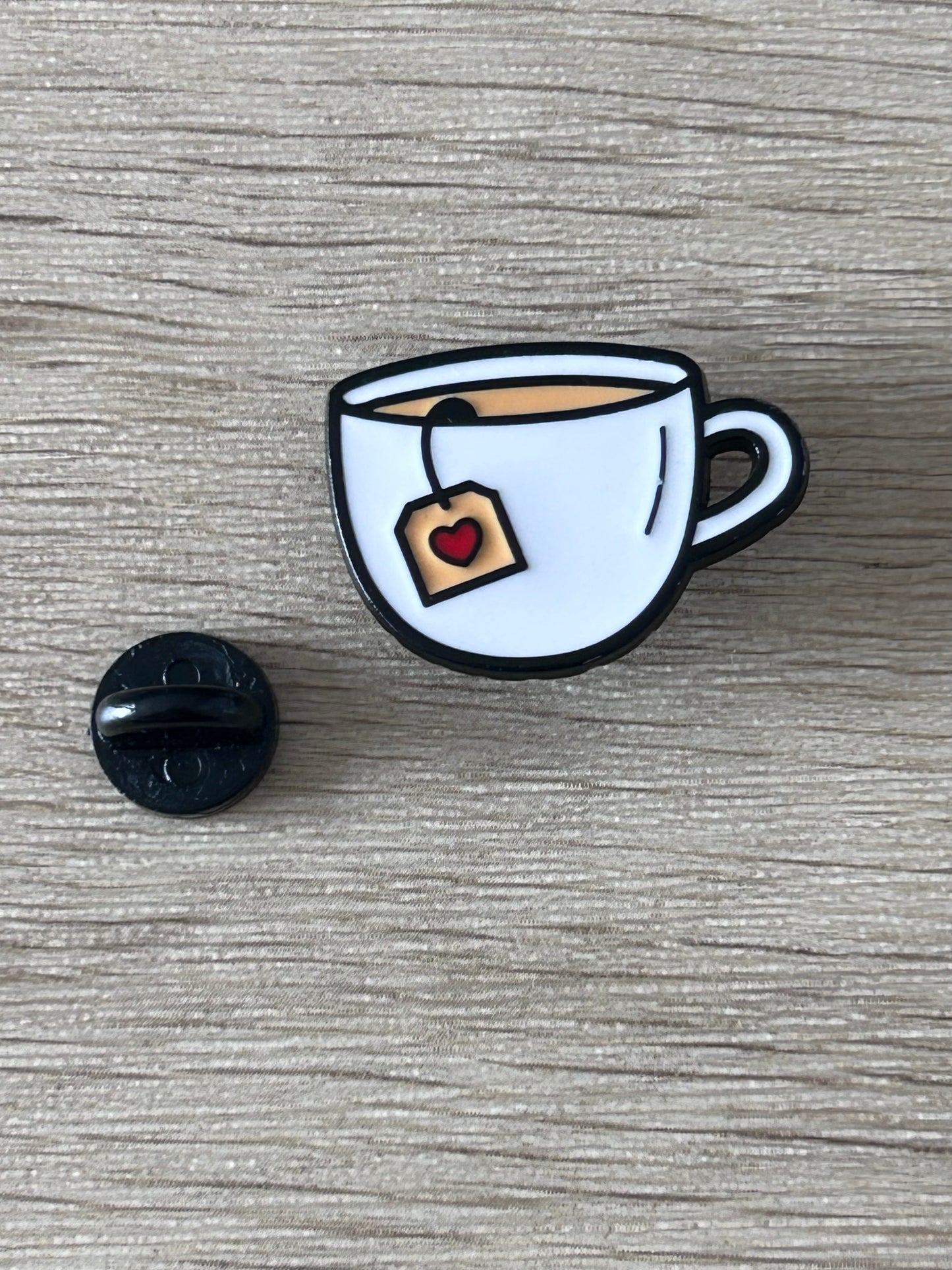 Broche tasse de thé avec anse, cœur rouge; dos rond noir visible