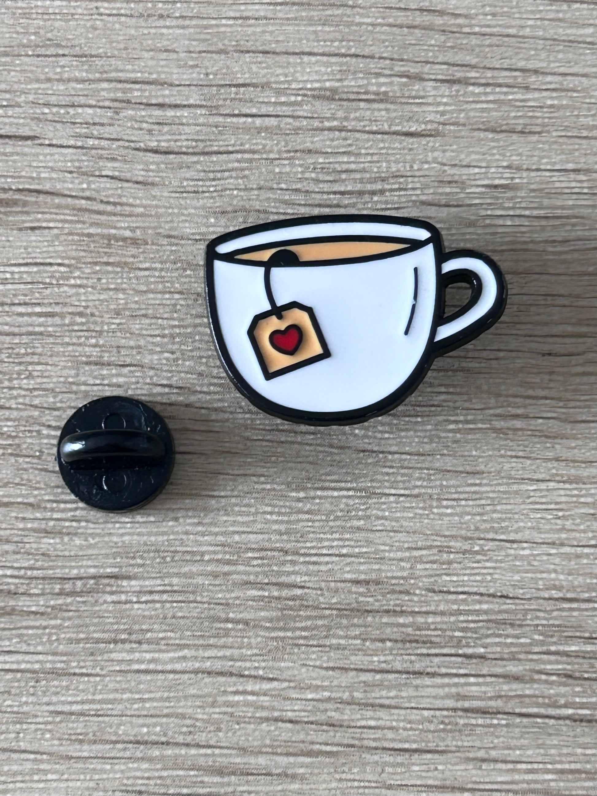 Broche tasse de thé avec anse, cœur rouge; dos rond noir visible