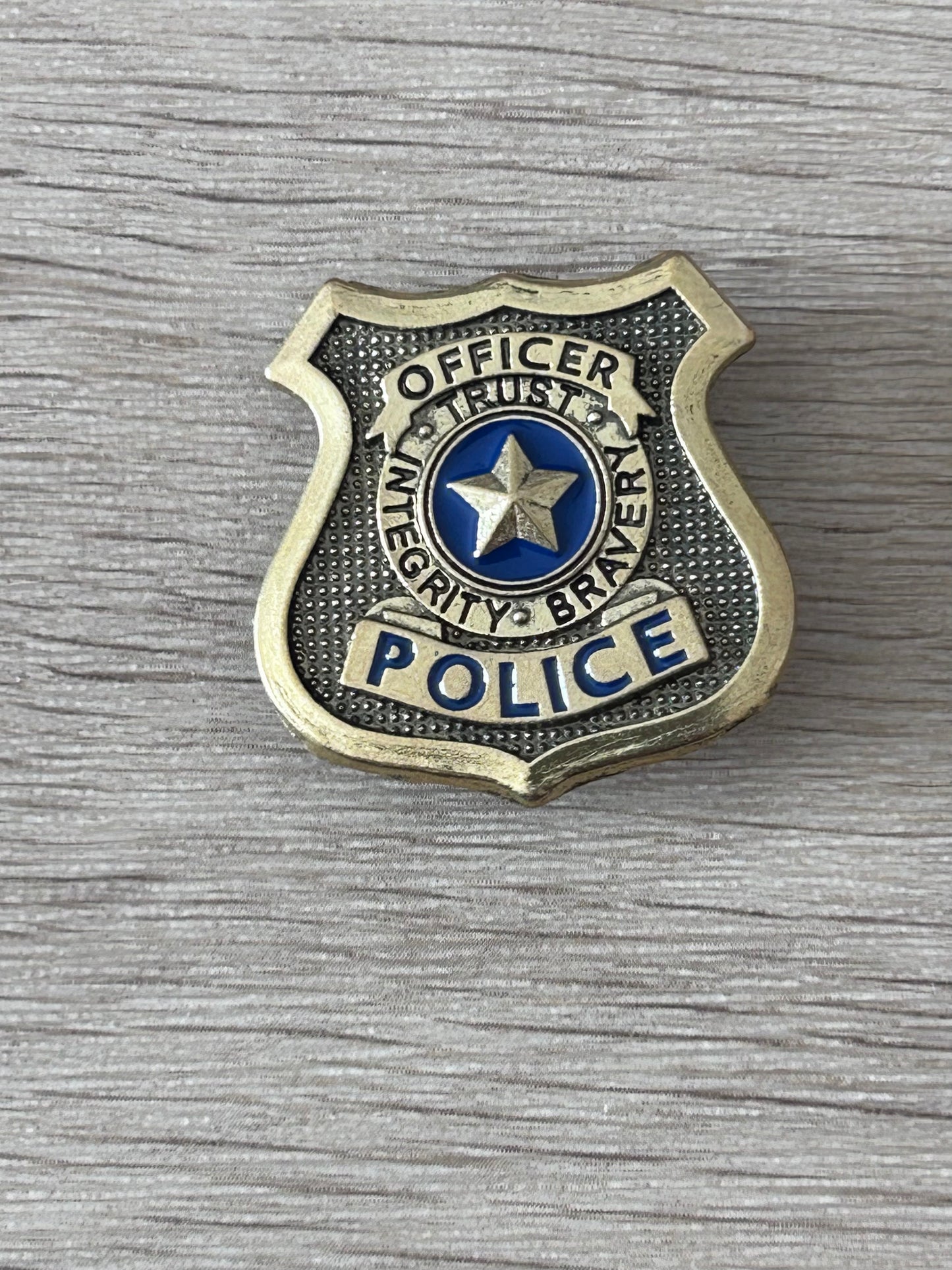 Badge de police américain écusson doré avec étoile bleue, texte « OFFICER » et « POLICE »