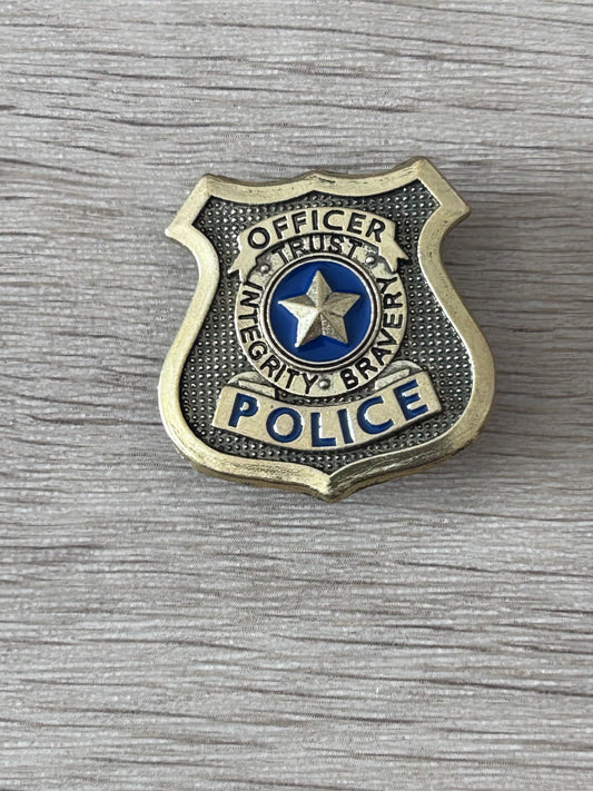 Badge de police américain écusson doré avec étoile bleue, texte « OFFICER » et « POLICE »