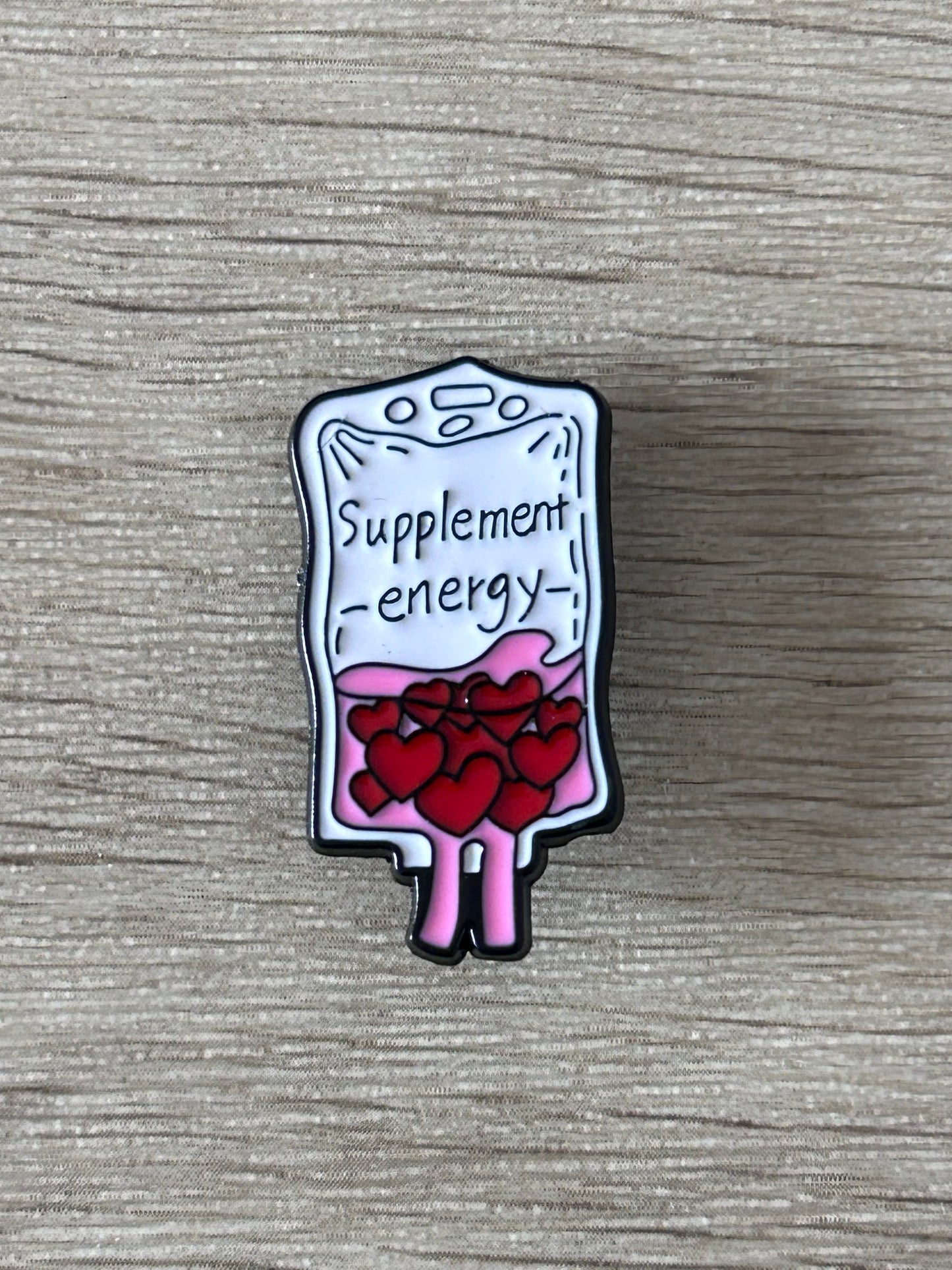 Broche de poche de perfusion en flacon bleu «Supplement energy», cœurs rouges.