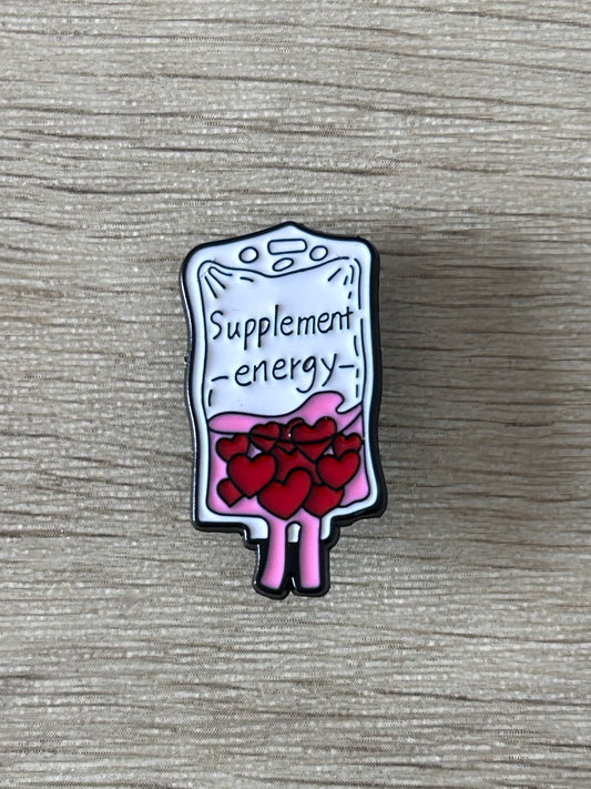 Broche de poche de perfusion en flacon bleu «Supplement energy», cœurs rouges.