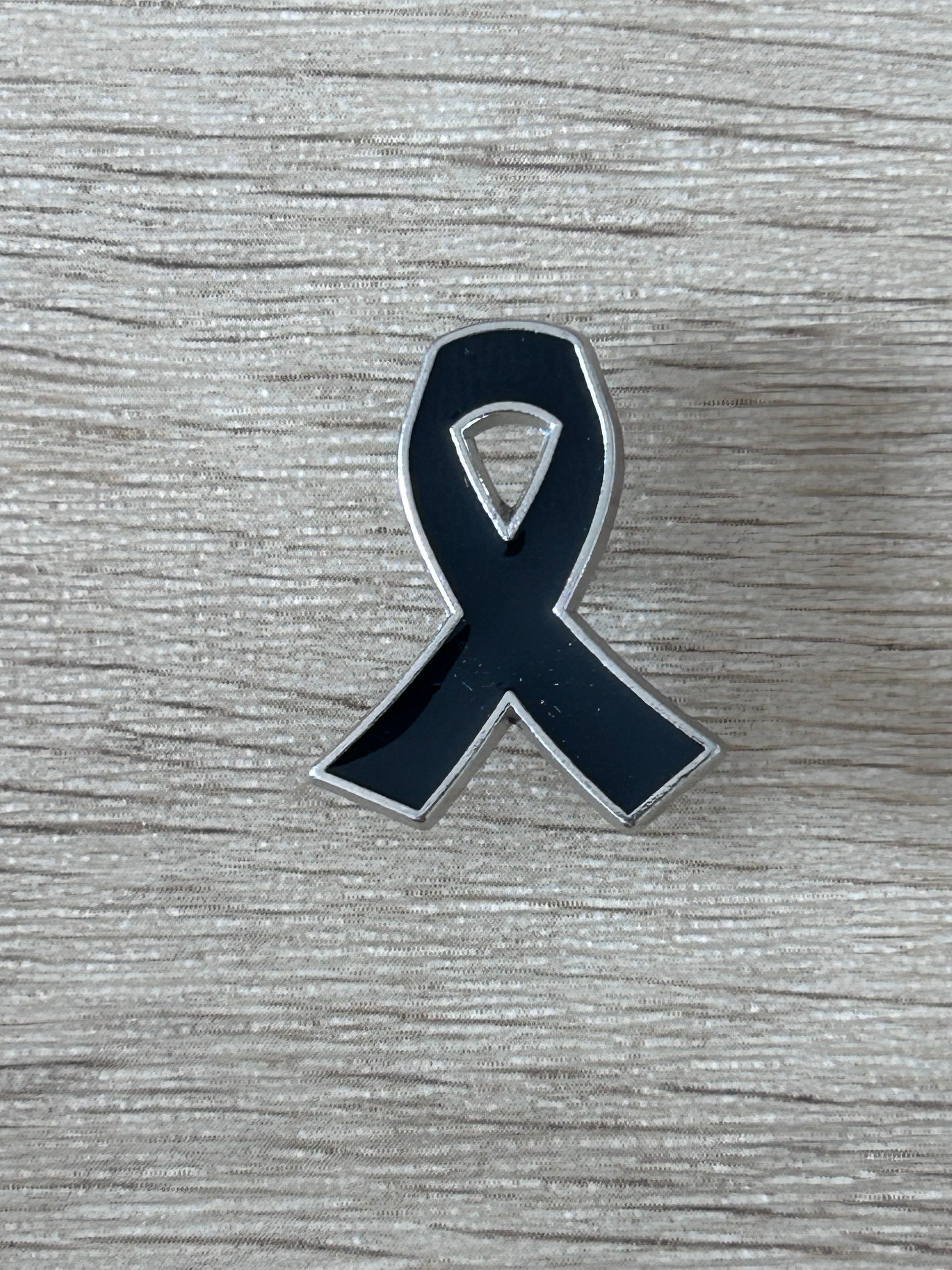 Broche ruban noir de sensibilisation, motif en relief