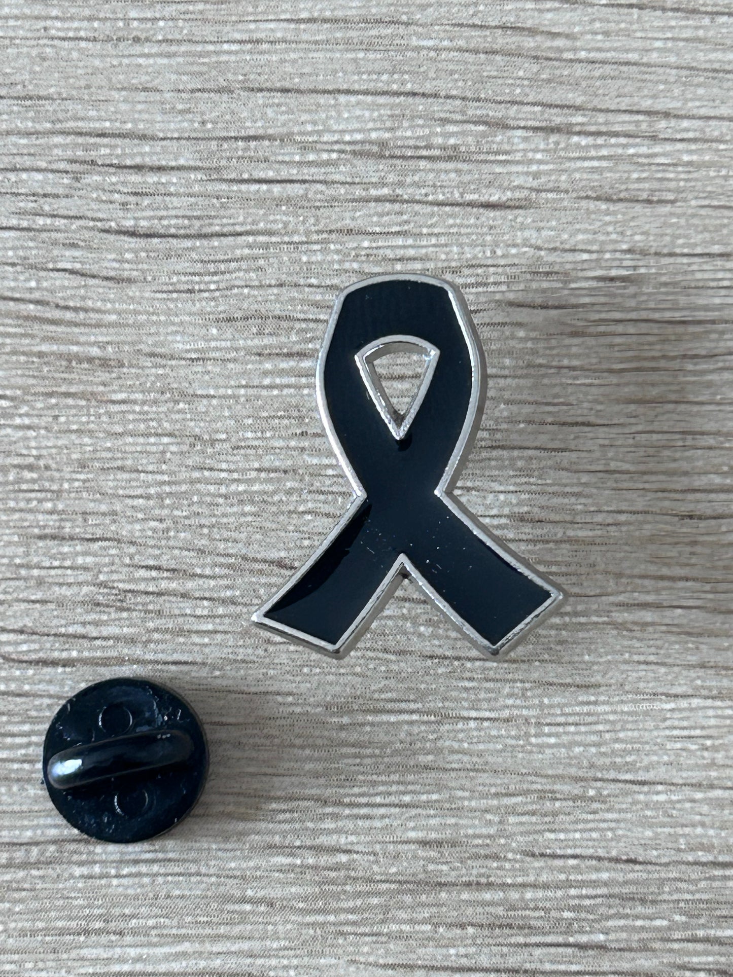 Broche ruban noir de sensibilisation avec arrière ronde
