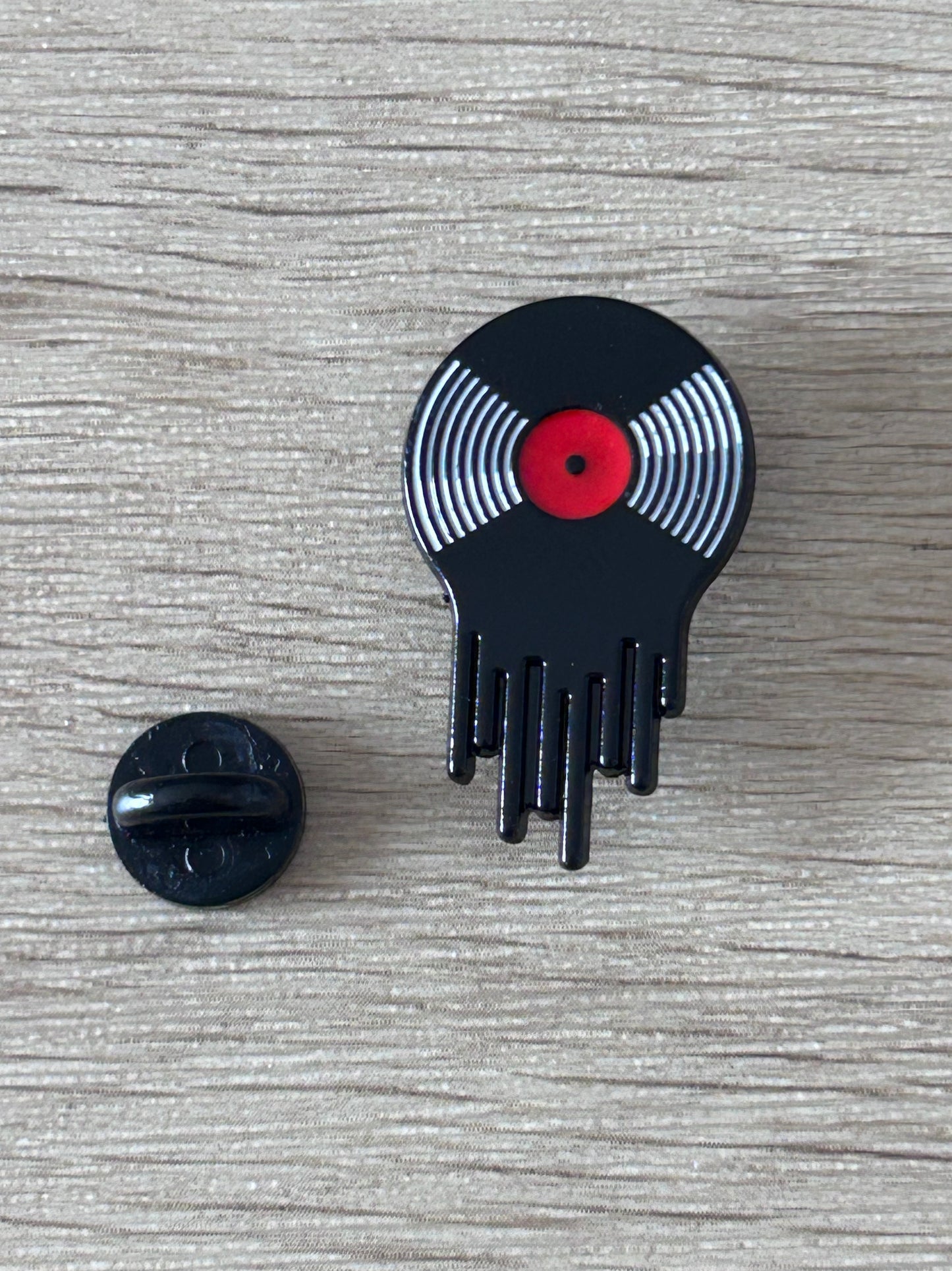 Broche vinyle en forme de main noire rouge, avec attache ronde arrière