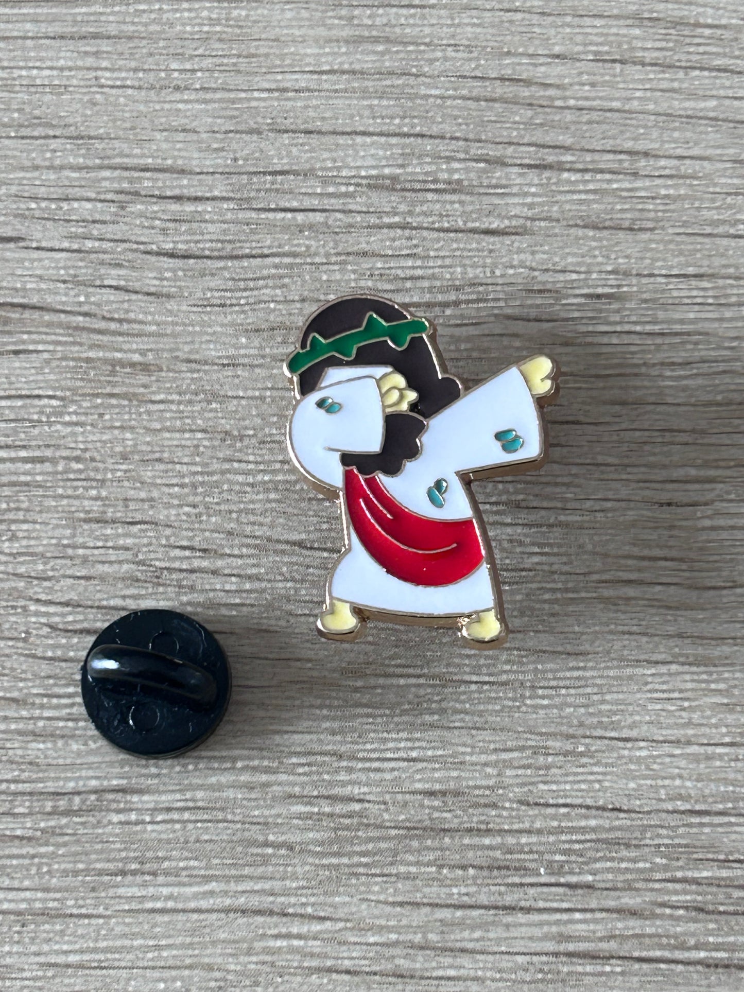Pin émaillé Jésus qui fait le dab, figurine rouge et noir, avec attache arrière noire