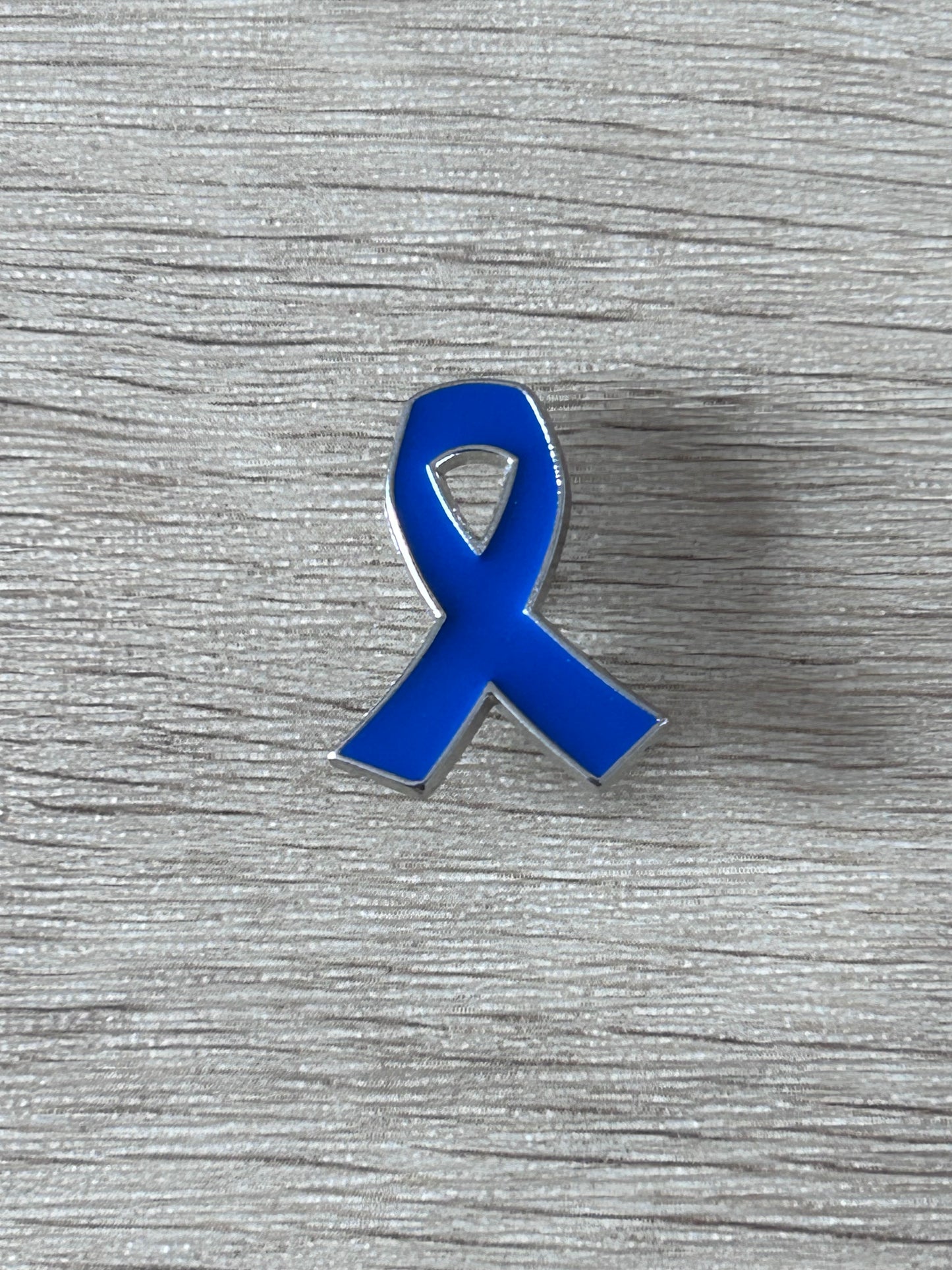 Épinglette en forme de ruban de sensibilisation bleu