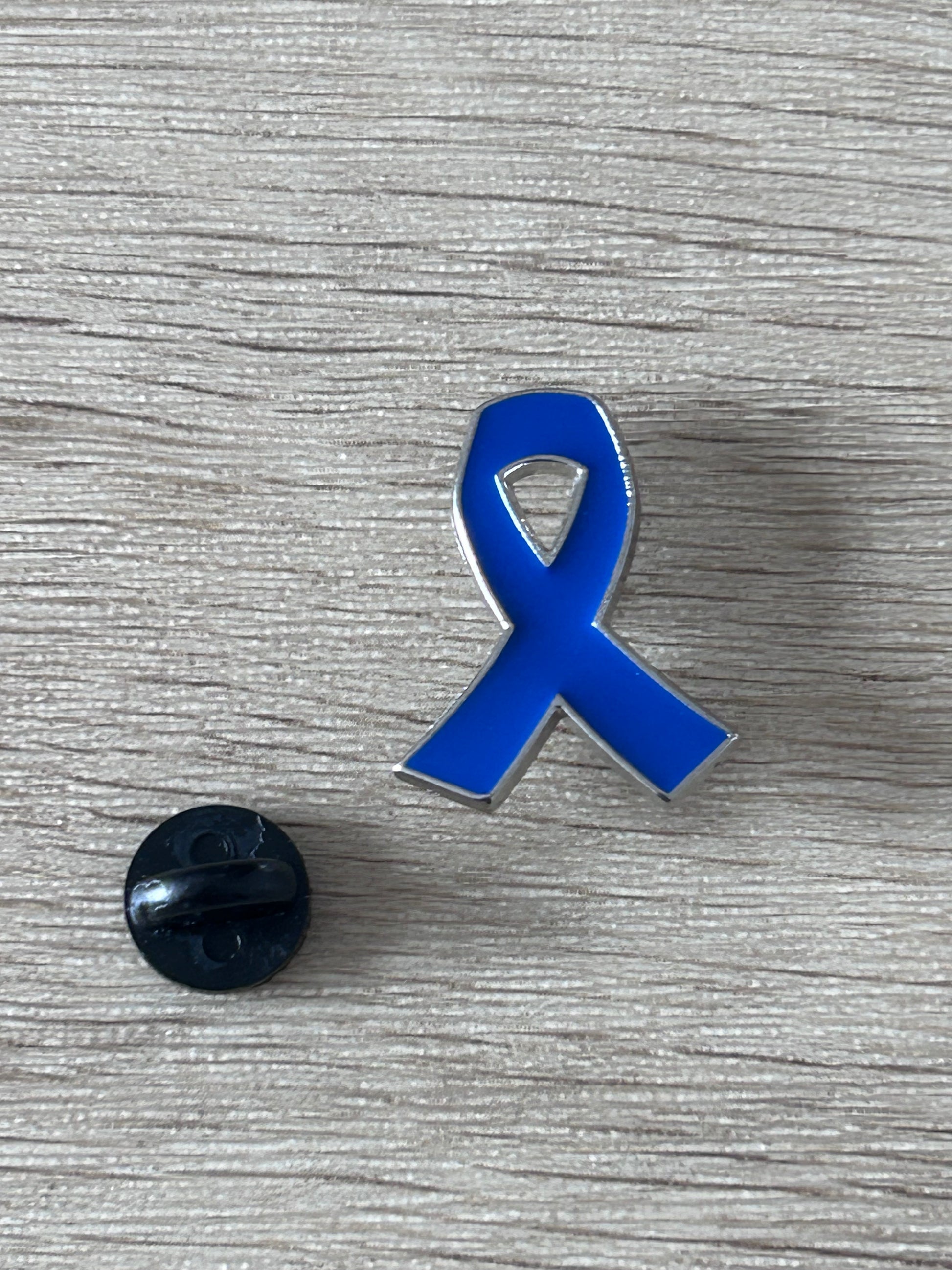 Épinglette ruban de sensibilisation bleu, avec dos noir rond