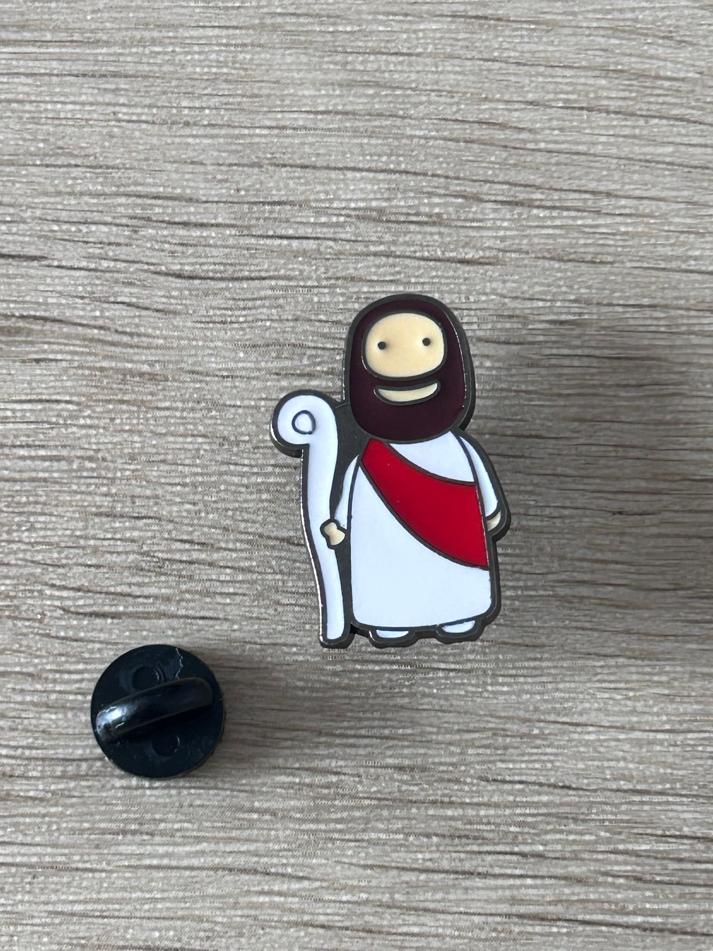 Pin en forme de Jésus kawaii, robe blanche et cape rouge, avec attache noire