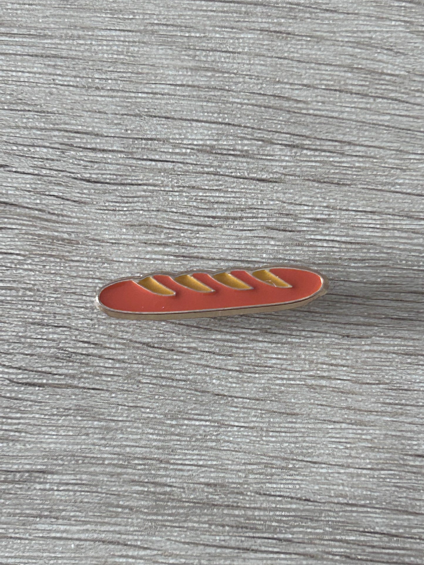 Pin baguette de pain rouge et jaune, vue de face