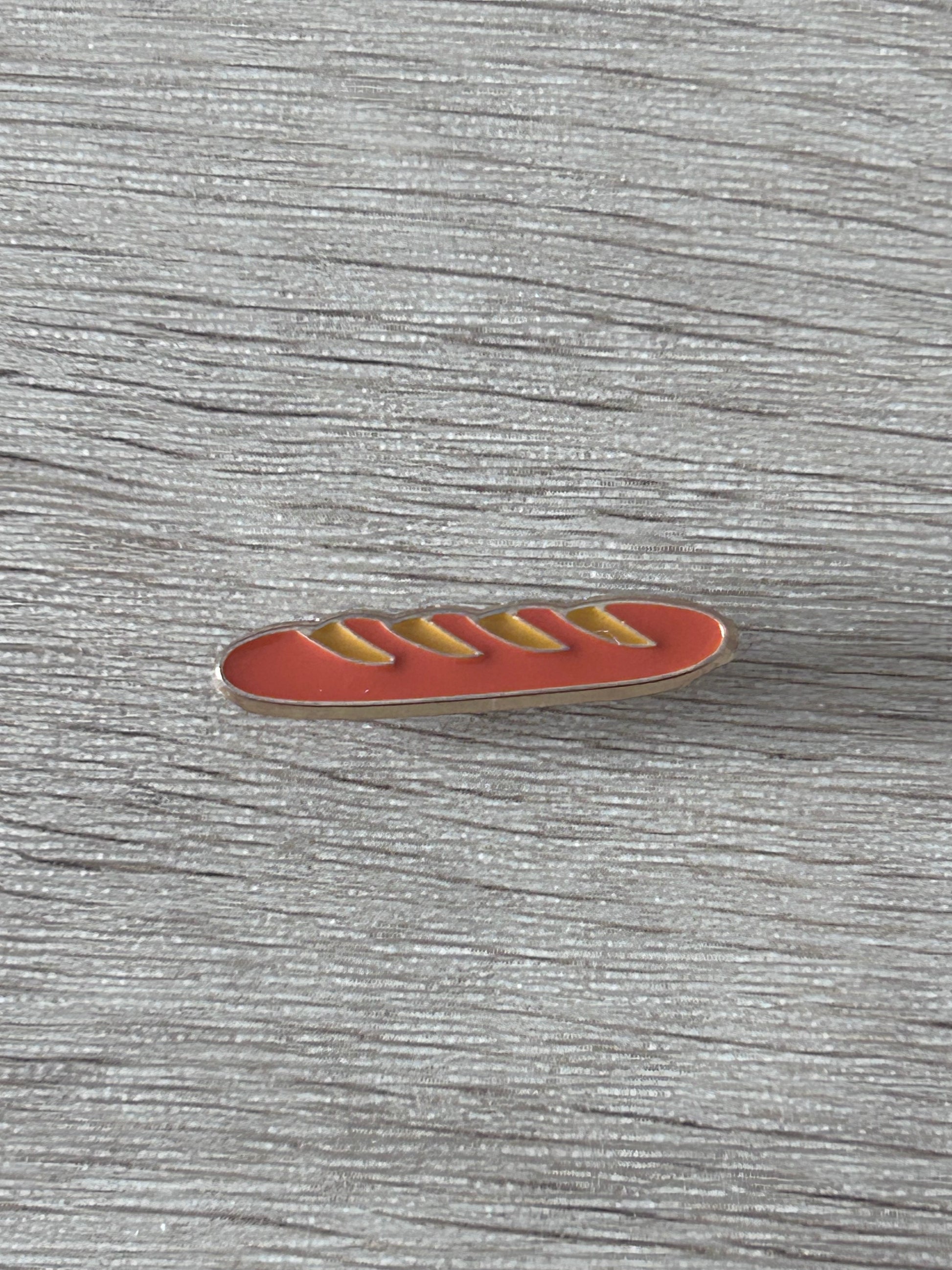 Pin baguette de pain rouge et jaune, vue de face