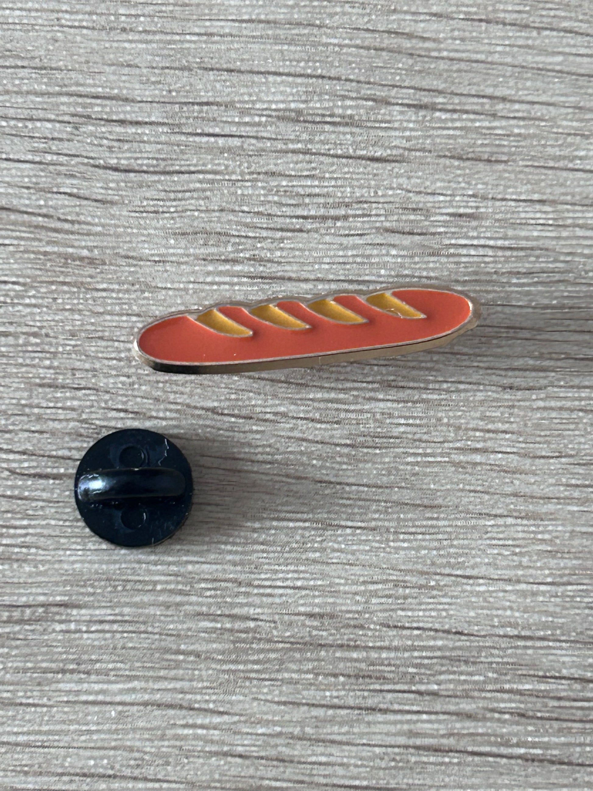 Pin baguette de pain rouge, avec dos noir