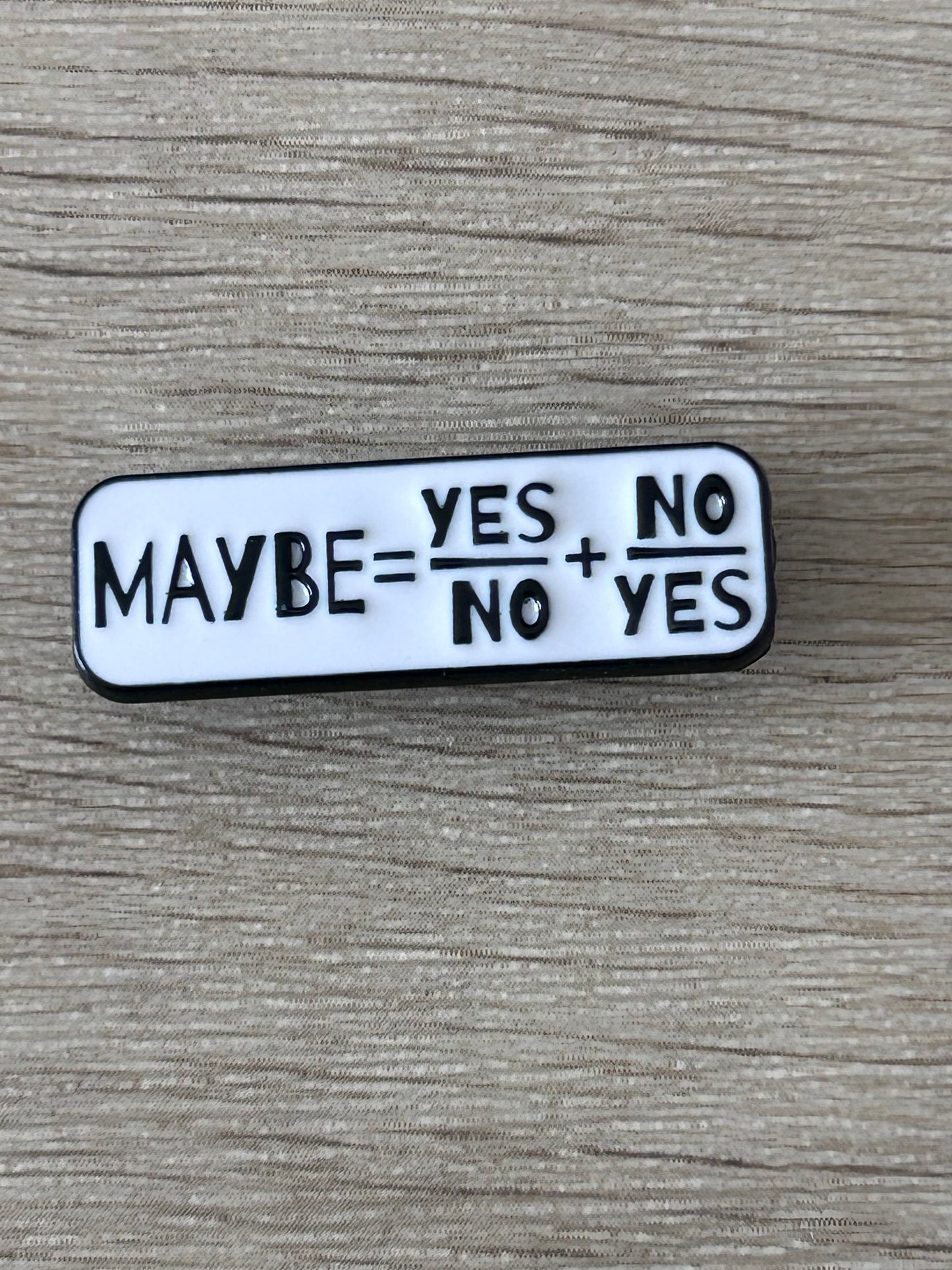 Épingle à revers rectangulaire blanche «MAYBE=YES+NO», lettrage noir et blanc