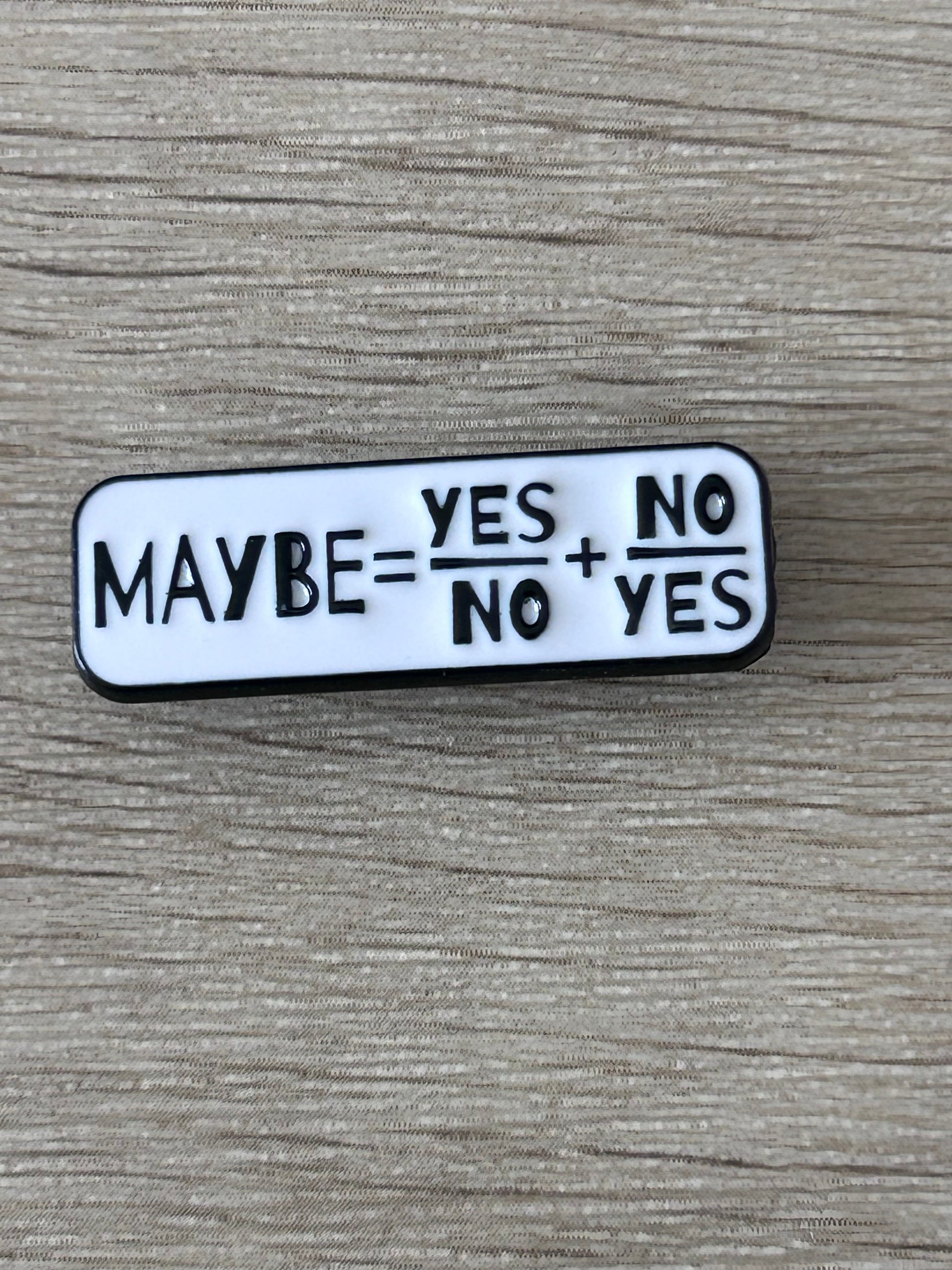 Épingle à revers rectangulaire blanche «MAYBE=YES+NO», lettrage noir et blanc