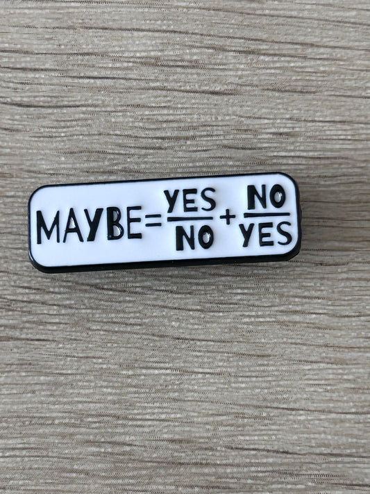 Épingle à revers rectangulaire blanche «MAYBE=YES+NO», lettrage noir et blanc