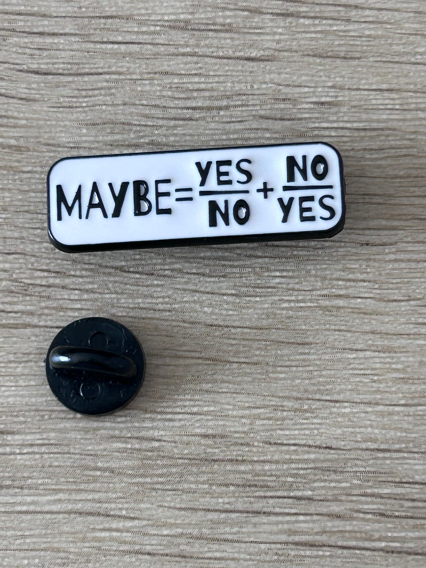 Épingle à revers rectangulaire blanche «MAYBE=YES+NO», avec dos noir rond