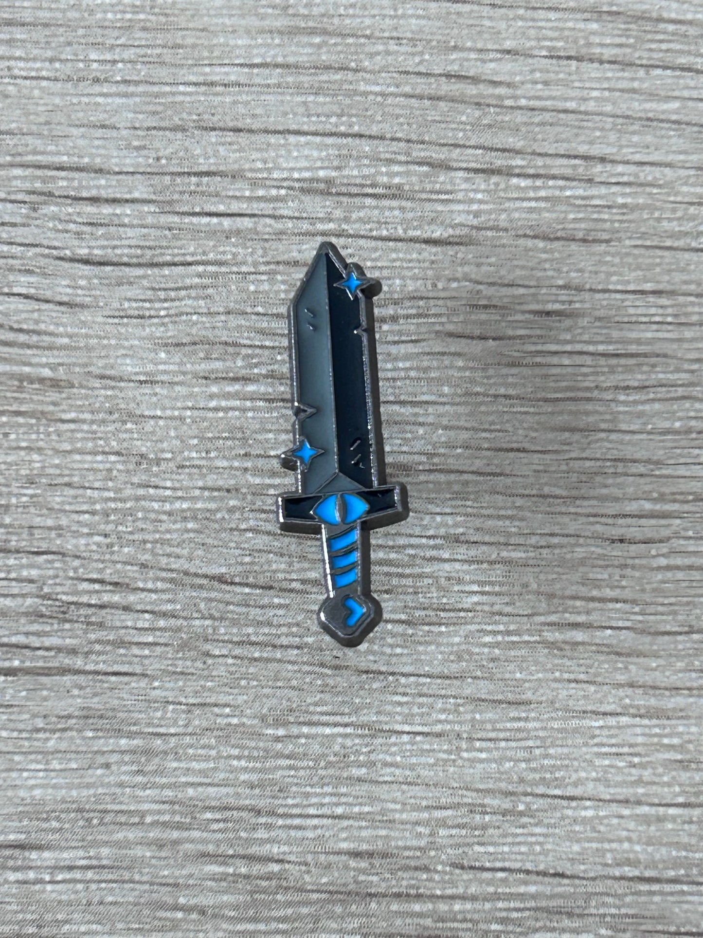 Broche épée pixel noire et bleue, vue de côté