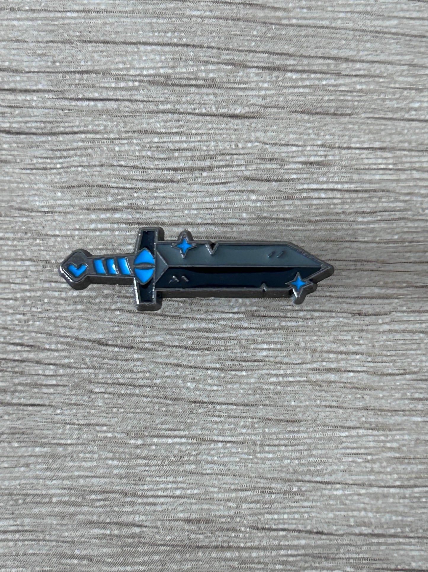 Broche épée pixel noire et bleue, motif d’étoiles et gravures