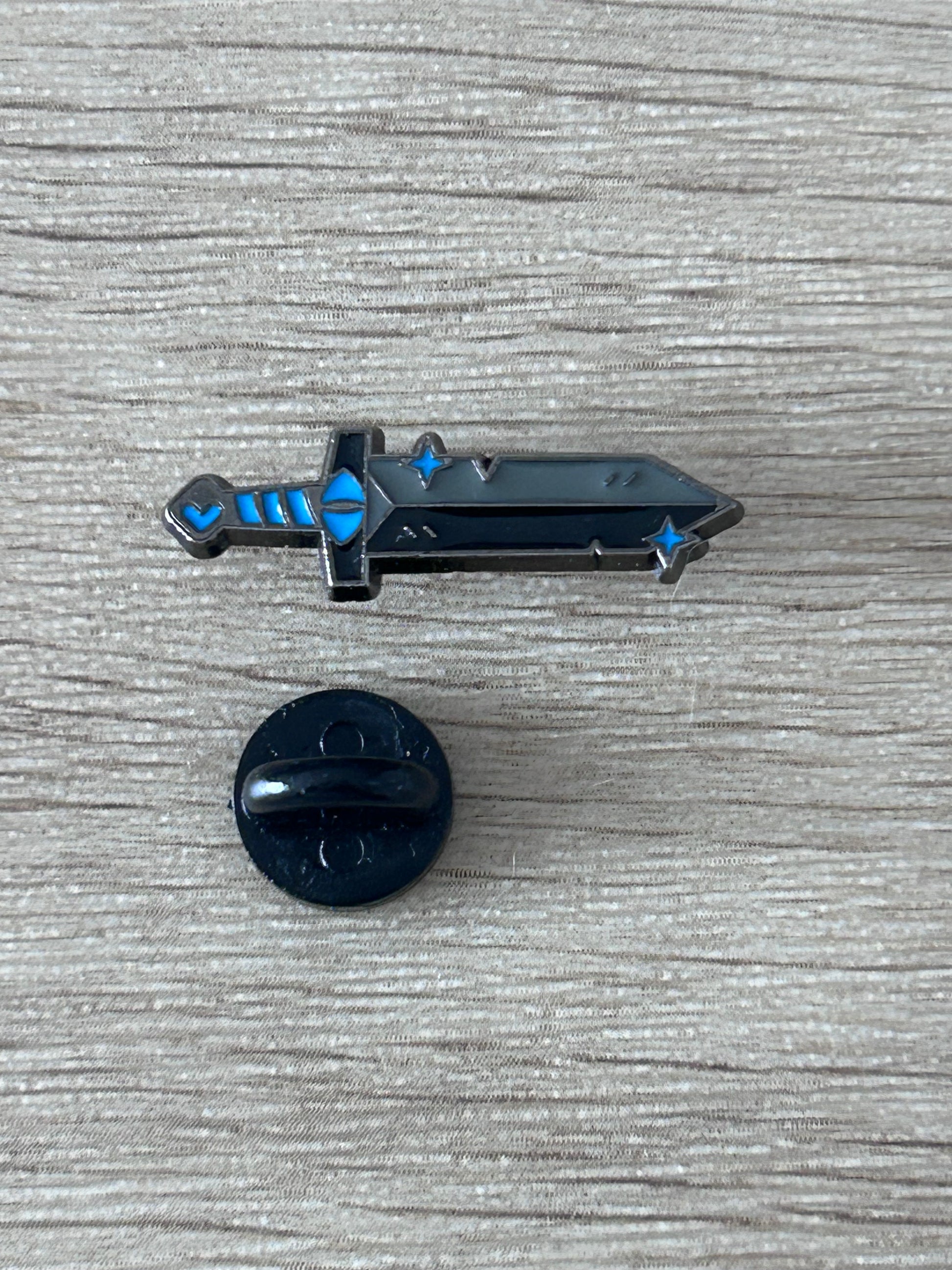 Broche épée pixel noire et bleue, dos circulaire
