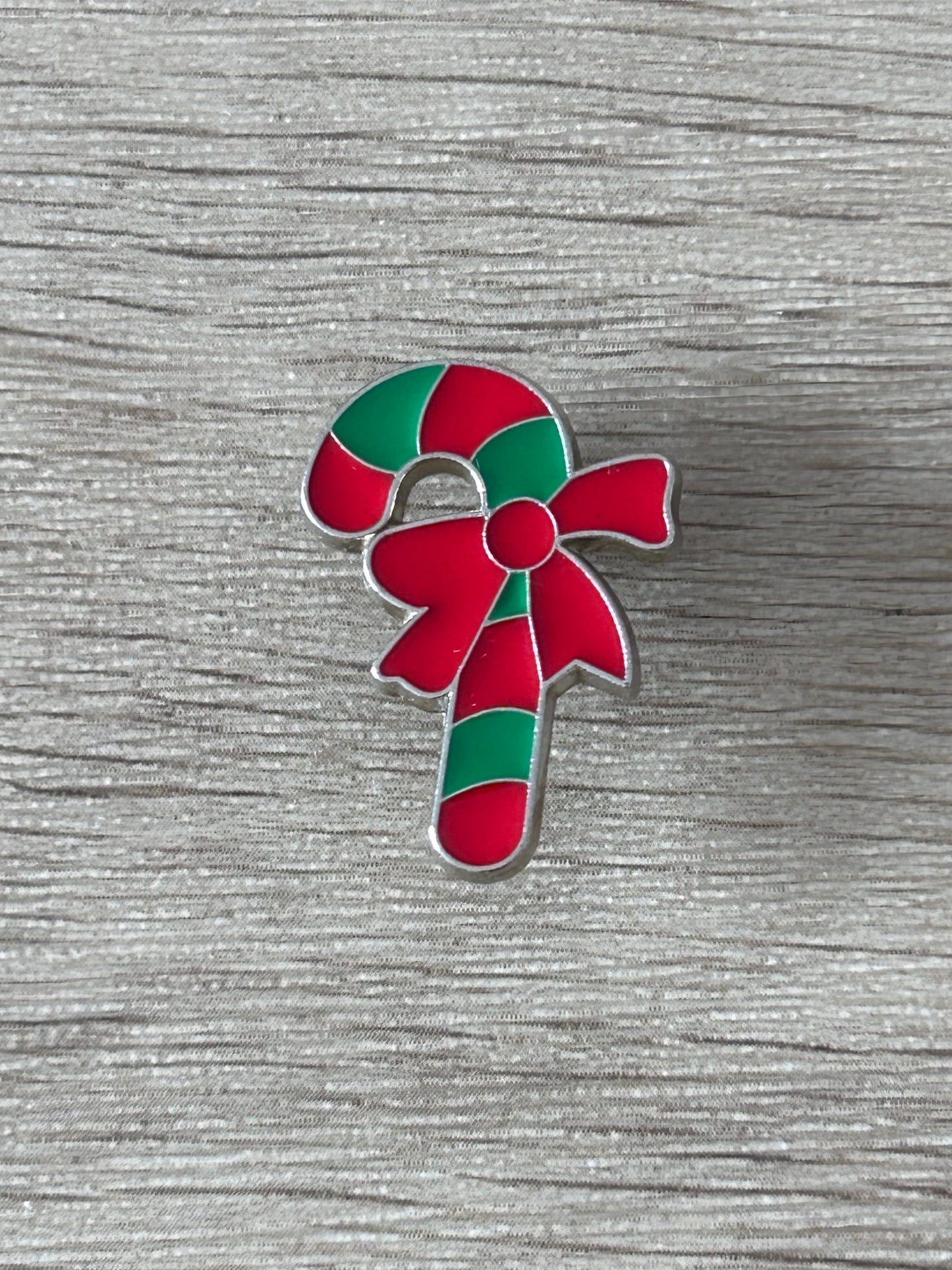 Pin émaillé sucre d’orge de Noël rayé vert et rouge avec nœud, contour argenté
