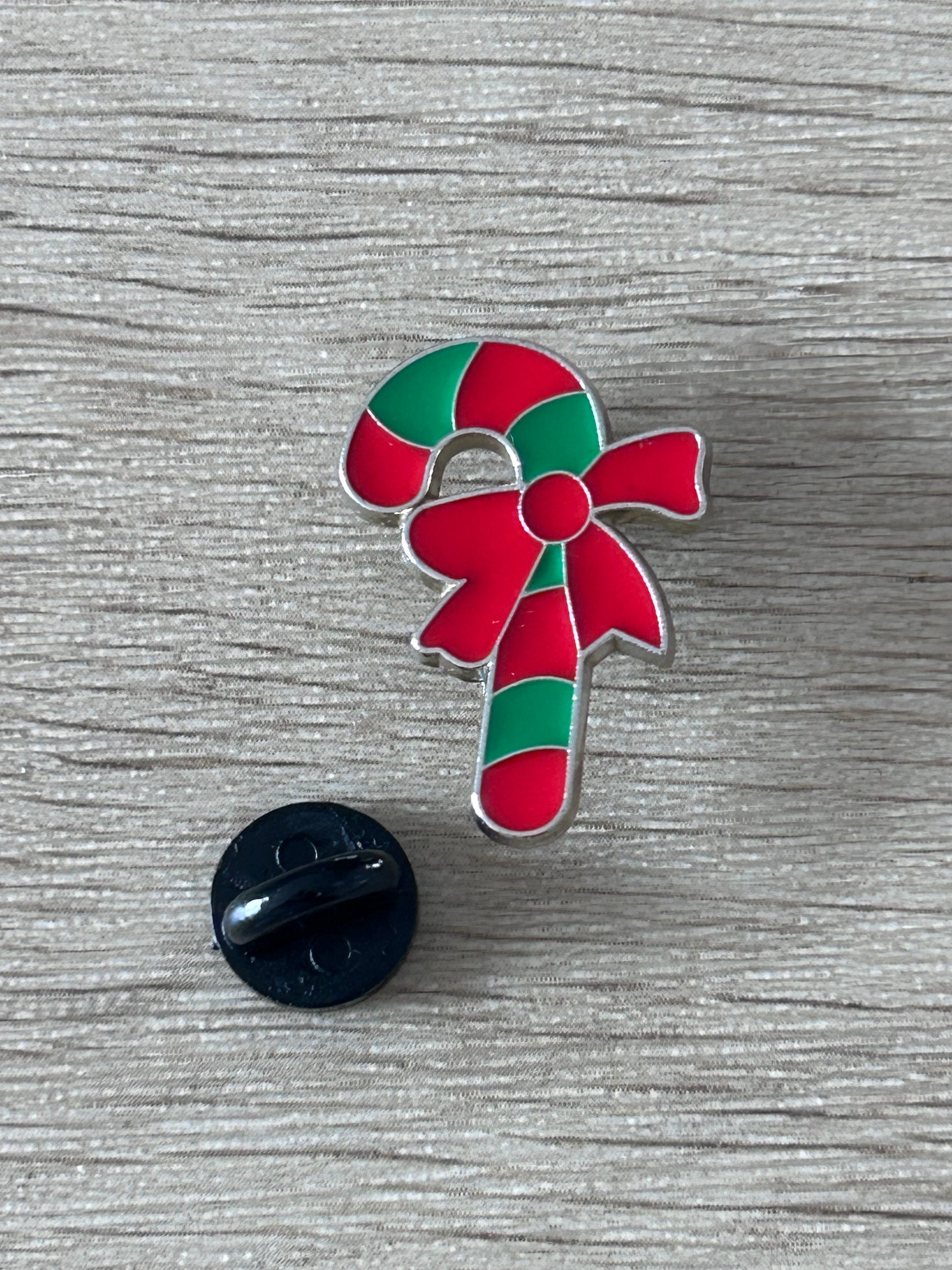 Pin émaillé sucre d’orge de Noël vert rouge avec nœud; dos noir visible