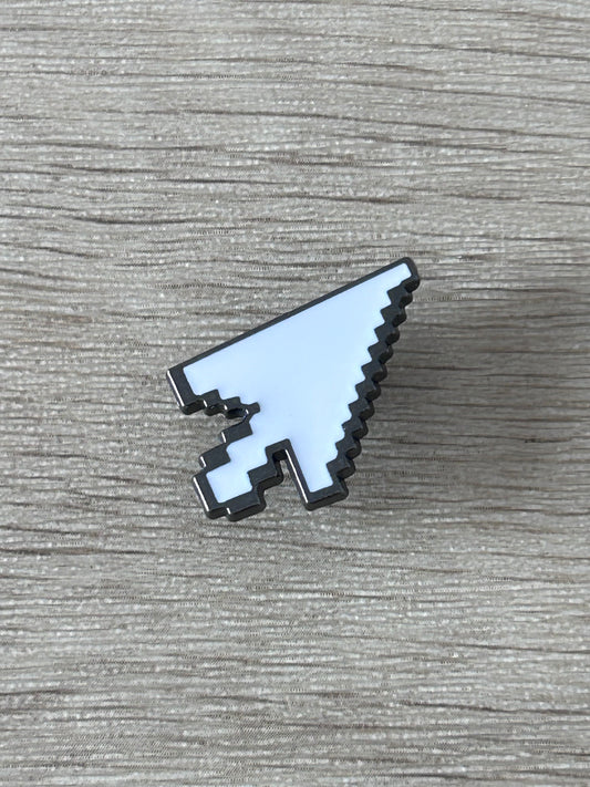 Épingle en forme de curseur pixel, plaque blanche bleutée et détails noirs, vue de côté.