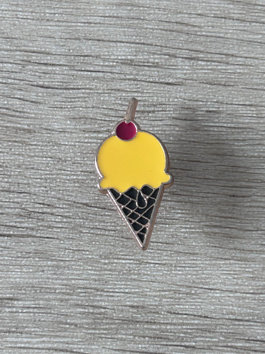 Pin's cornet de glace émaillé, boule jaune avec cerise rouge et cornet doré
