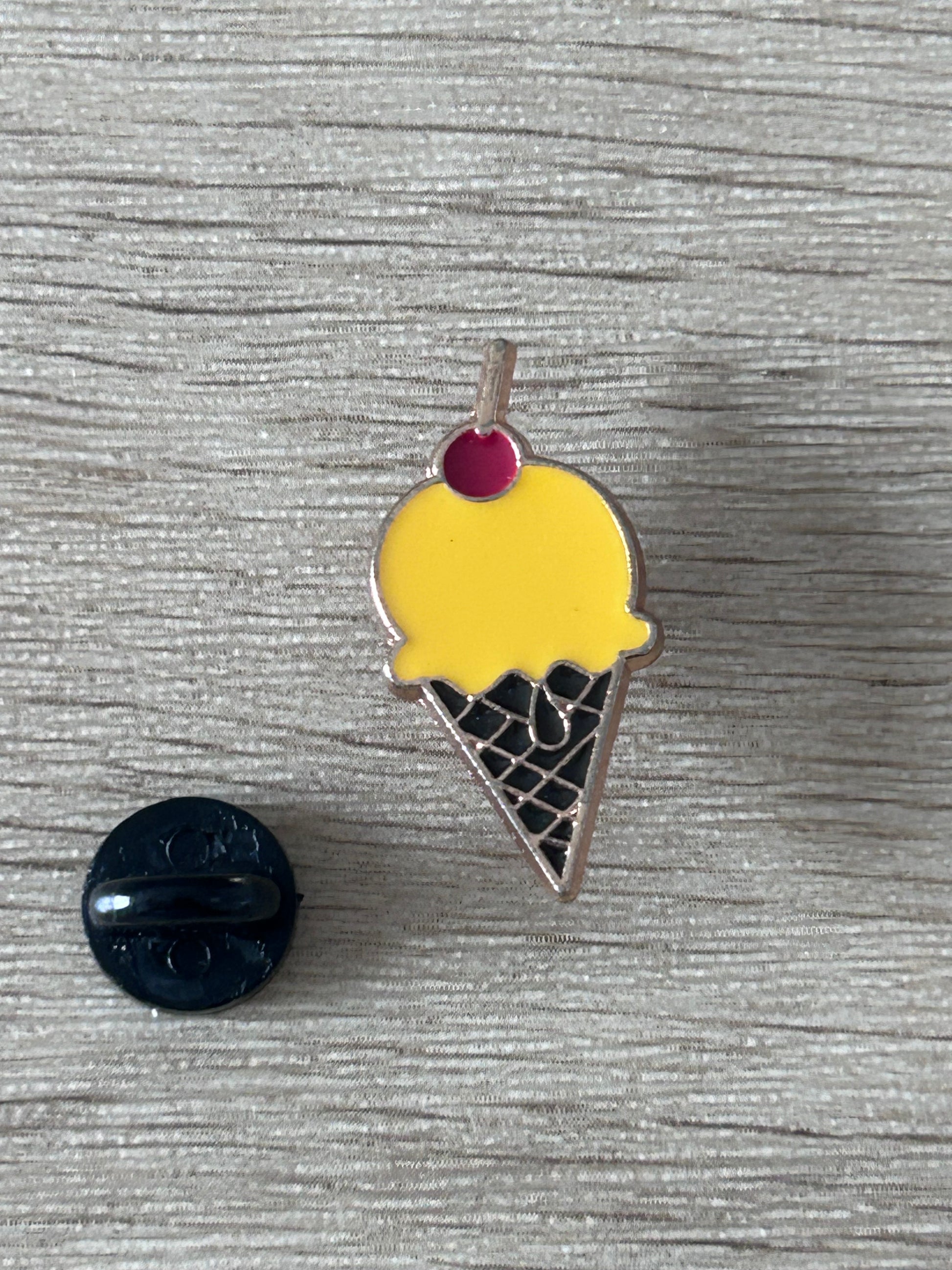 Pin's cornet de glace émaillé, boule jaune avec cerise rouge et cornet doré
