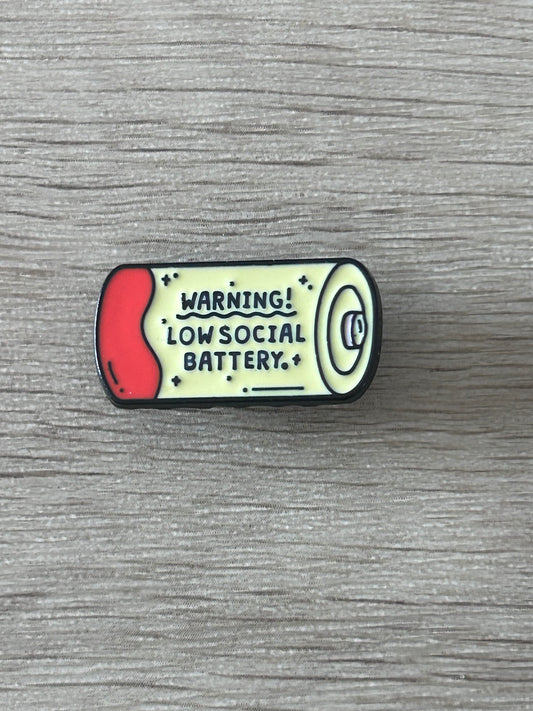 Pin de batterie émaillé rouge et vert clair, texte « LOW SOCIAL BATTERY »