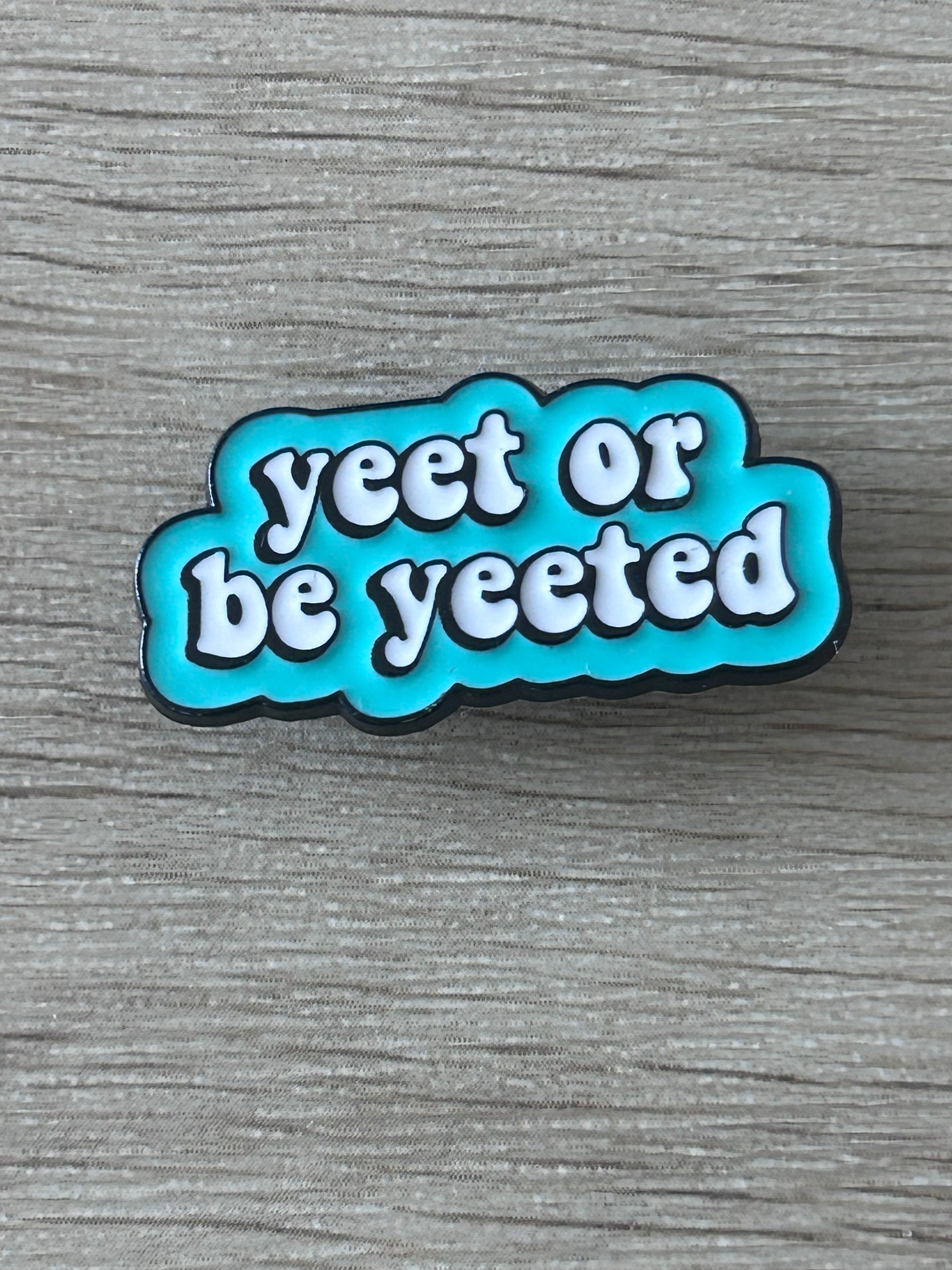 Épingle en émail bleue « Yeet or be yeeted »