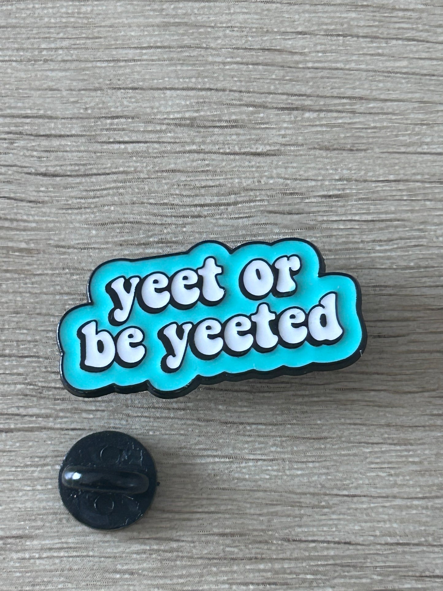 Épingle en émail bleue « Yeet or be yeeted » avec fermoir noir