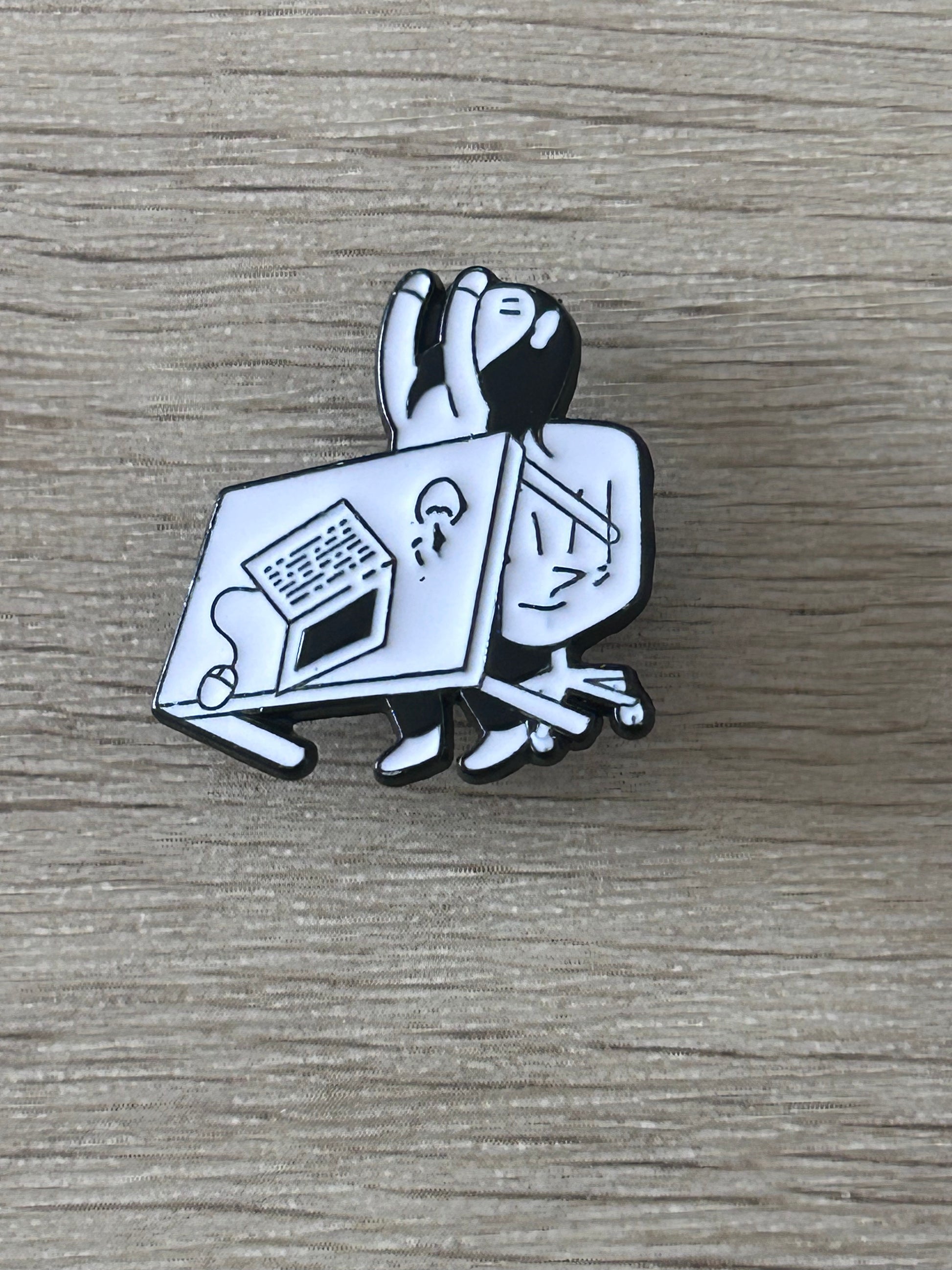 Pin's burn-out, petit pin émaillé noir et blanc avec personnage et ordinateur