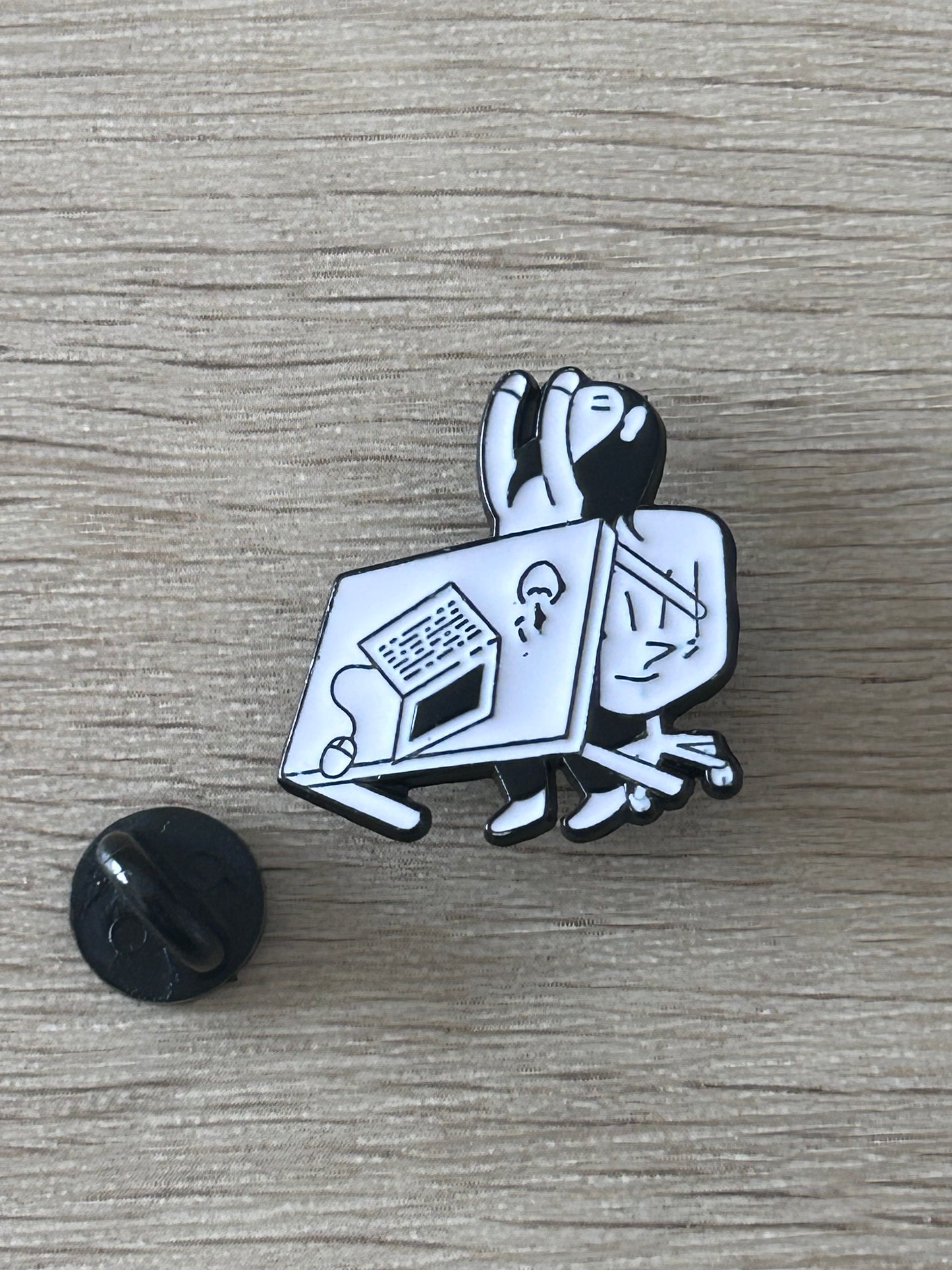 Pin's burn-out, pin émaillé noir et blanc avec personnage, avec attache noire en plastique