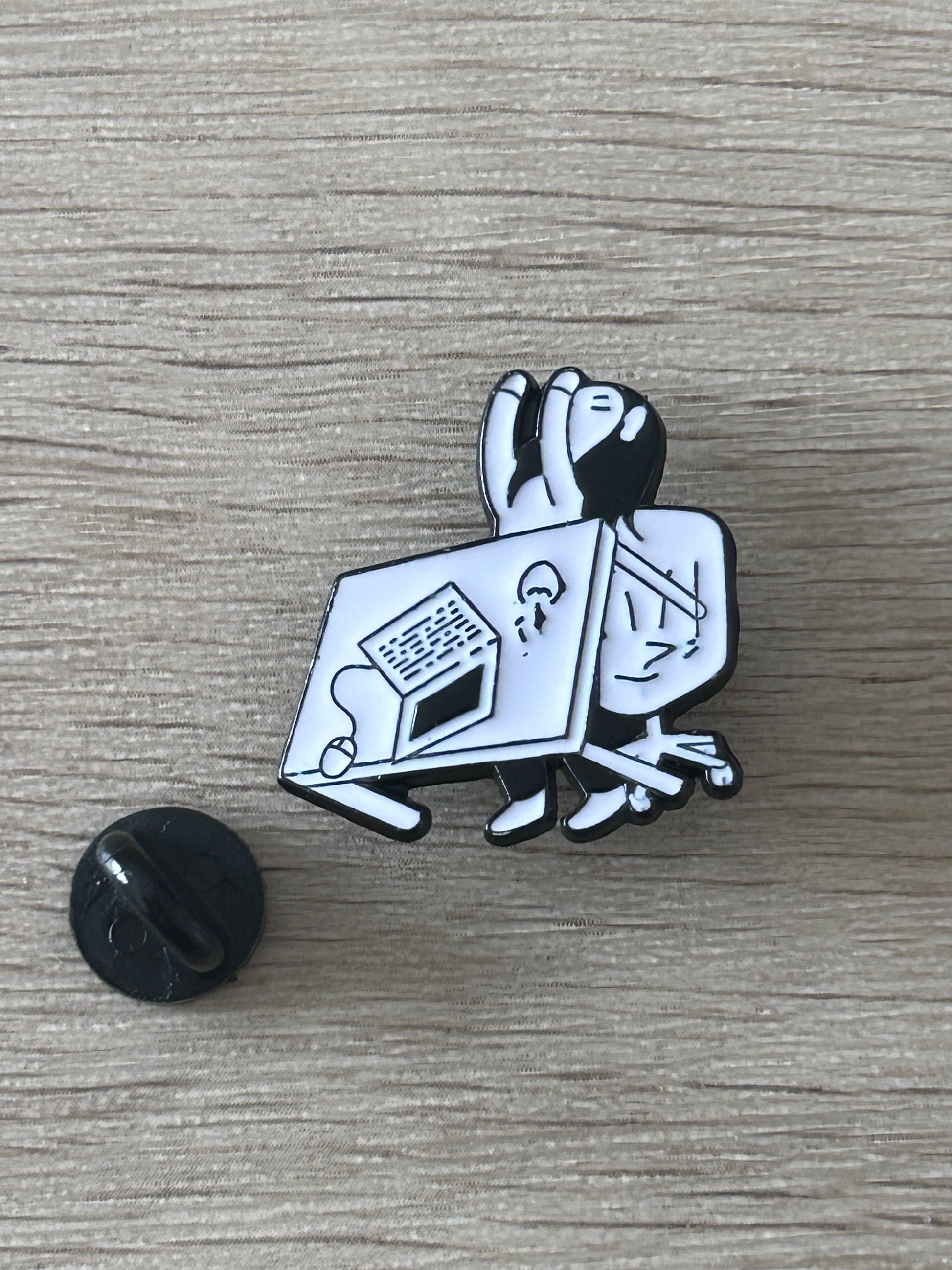 Pin's burn-out, pin émaillé noir et blanc avec personnage, avec attache noire en plastique